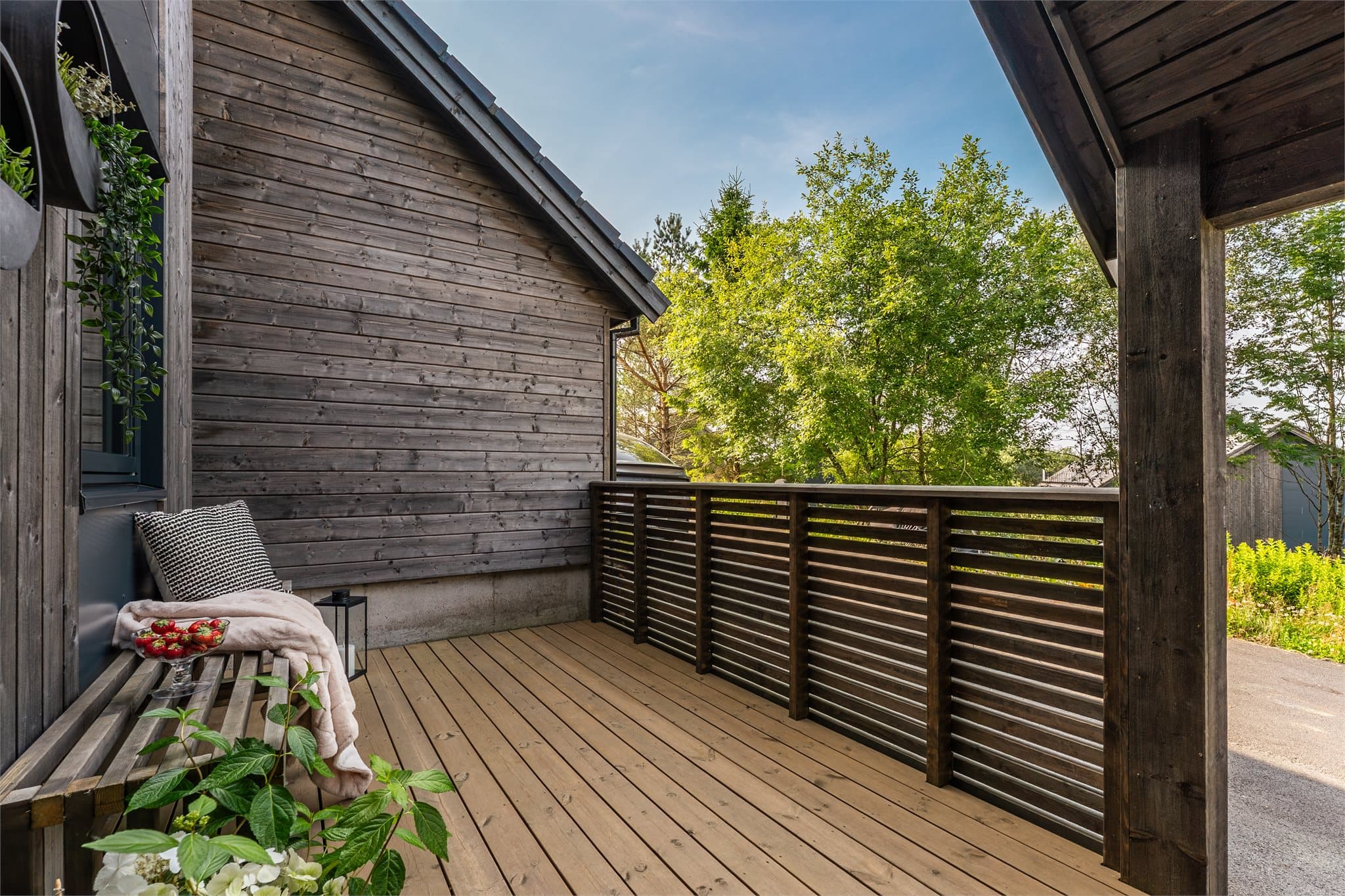- Velkommen hjem! Koselig terrasse på 9,6 m² ved inngangspartiet -