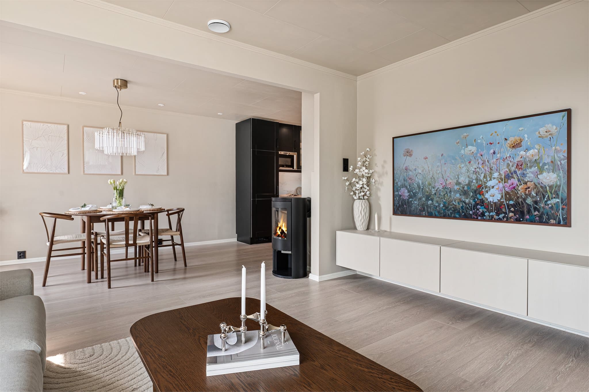 - Boligen har et totalt BRA-i på 118 m² fordelt på tre plan -