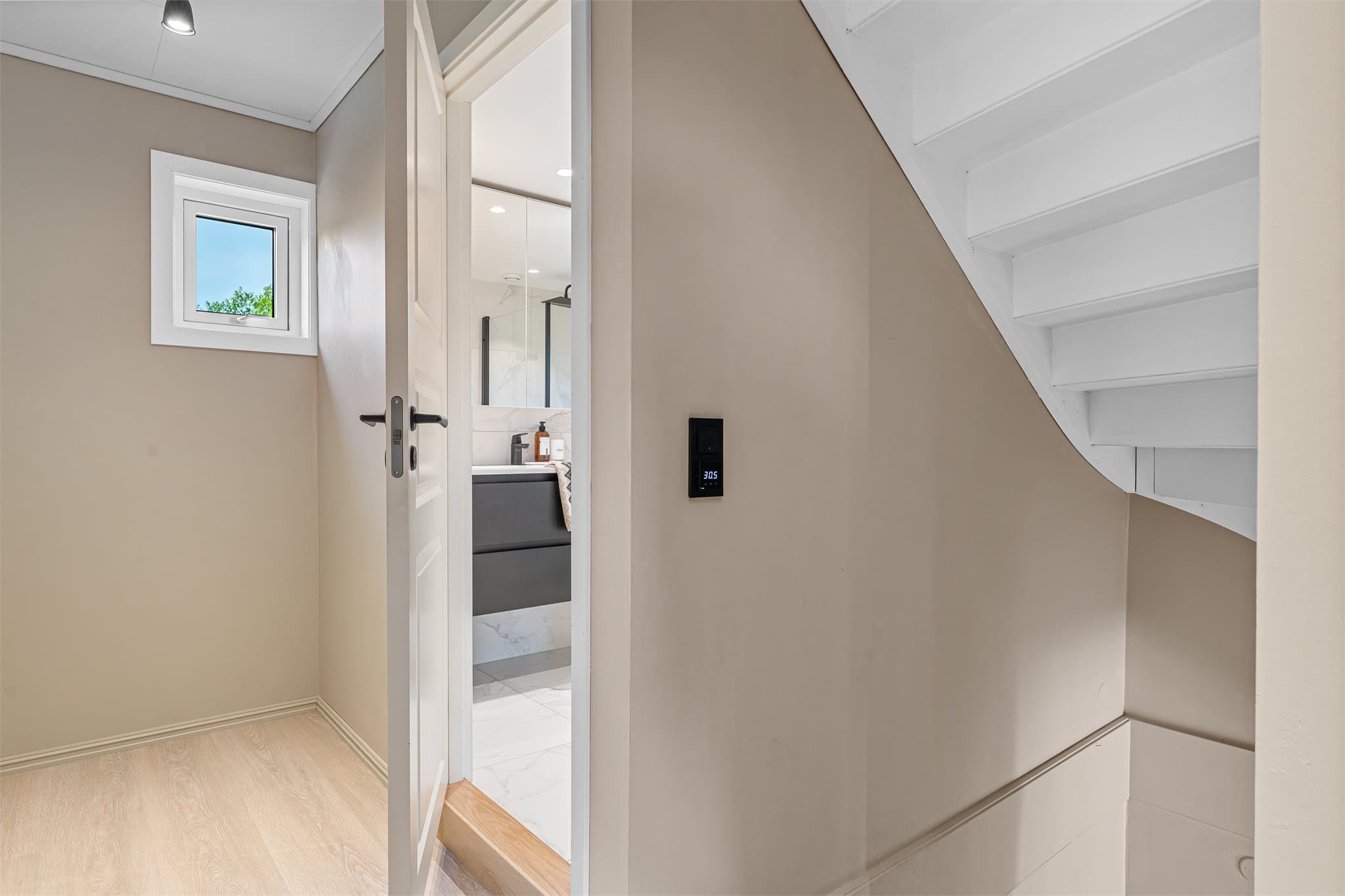 - Boligens 2. etasje måler 48 m² og inneholder gang med trapp, 3 soverom og bad -
