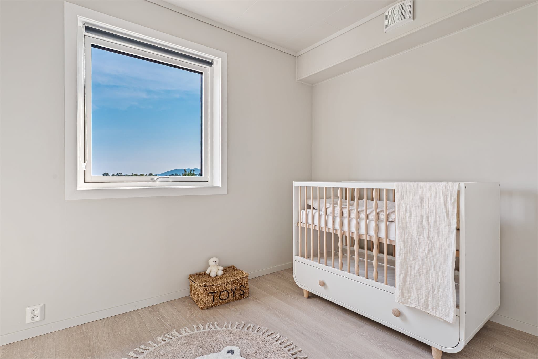- De to resterende soverommene måler 8,9 m² og 8,3 m² -