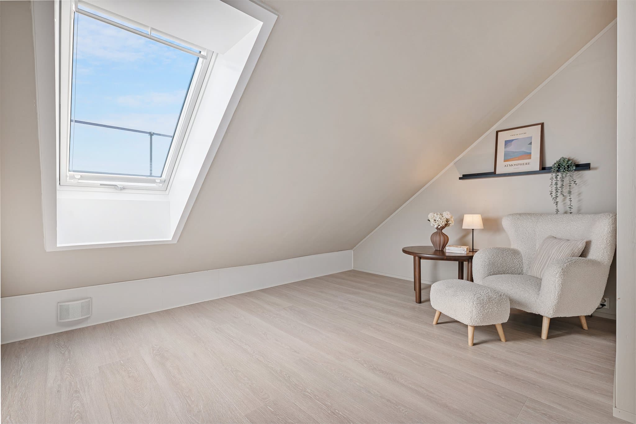 - Svært gode lagringsmuligheter med både innvendig bod (7,4 m²) og utvendig bod (5,4 m²) -