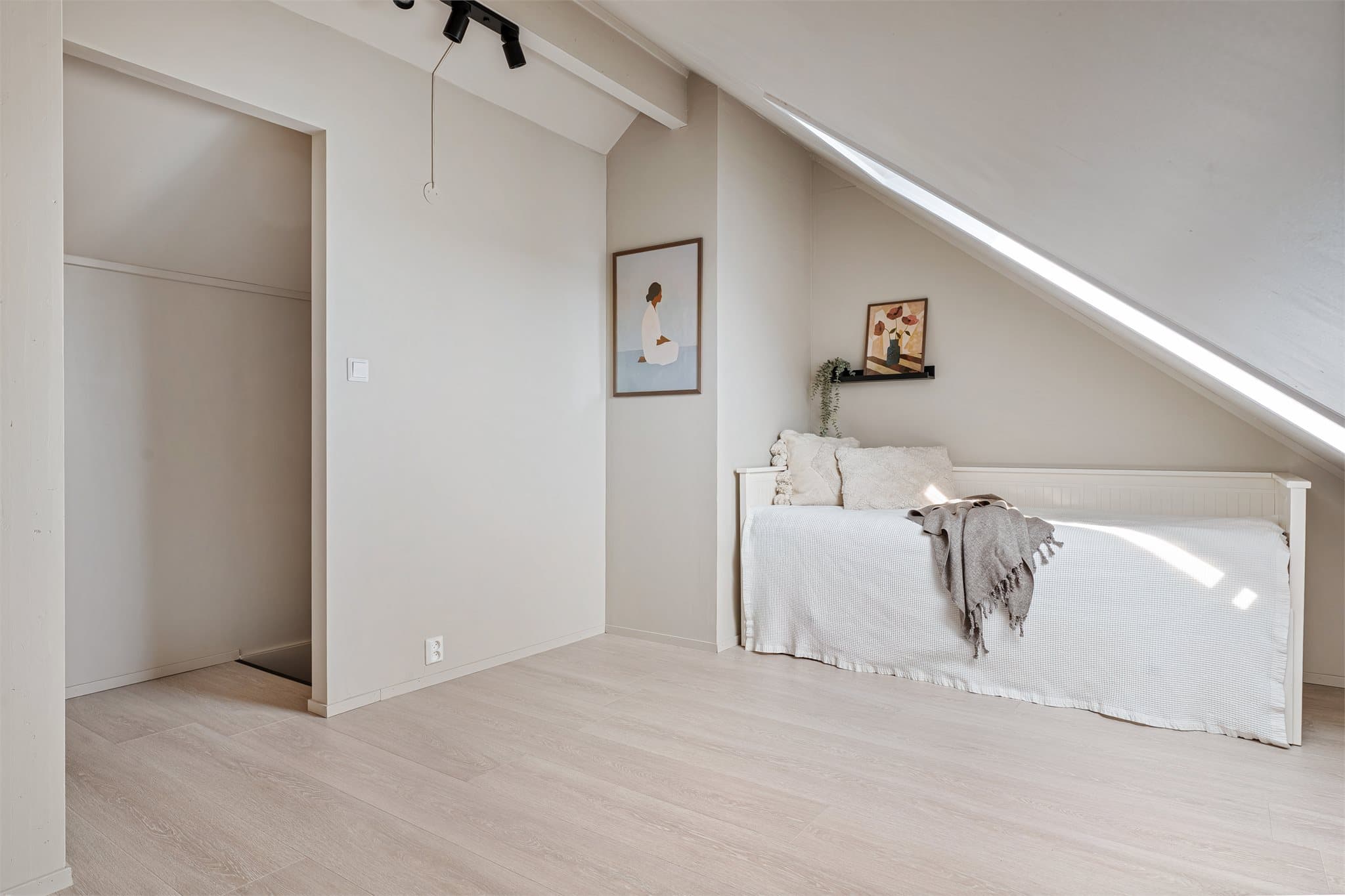 - Ekstra boltreplass! Loftsstue/rom på 10,2 m² -