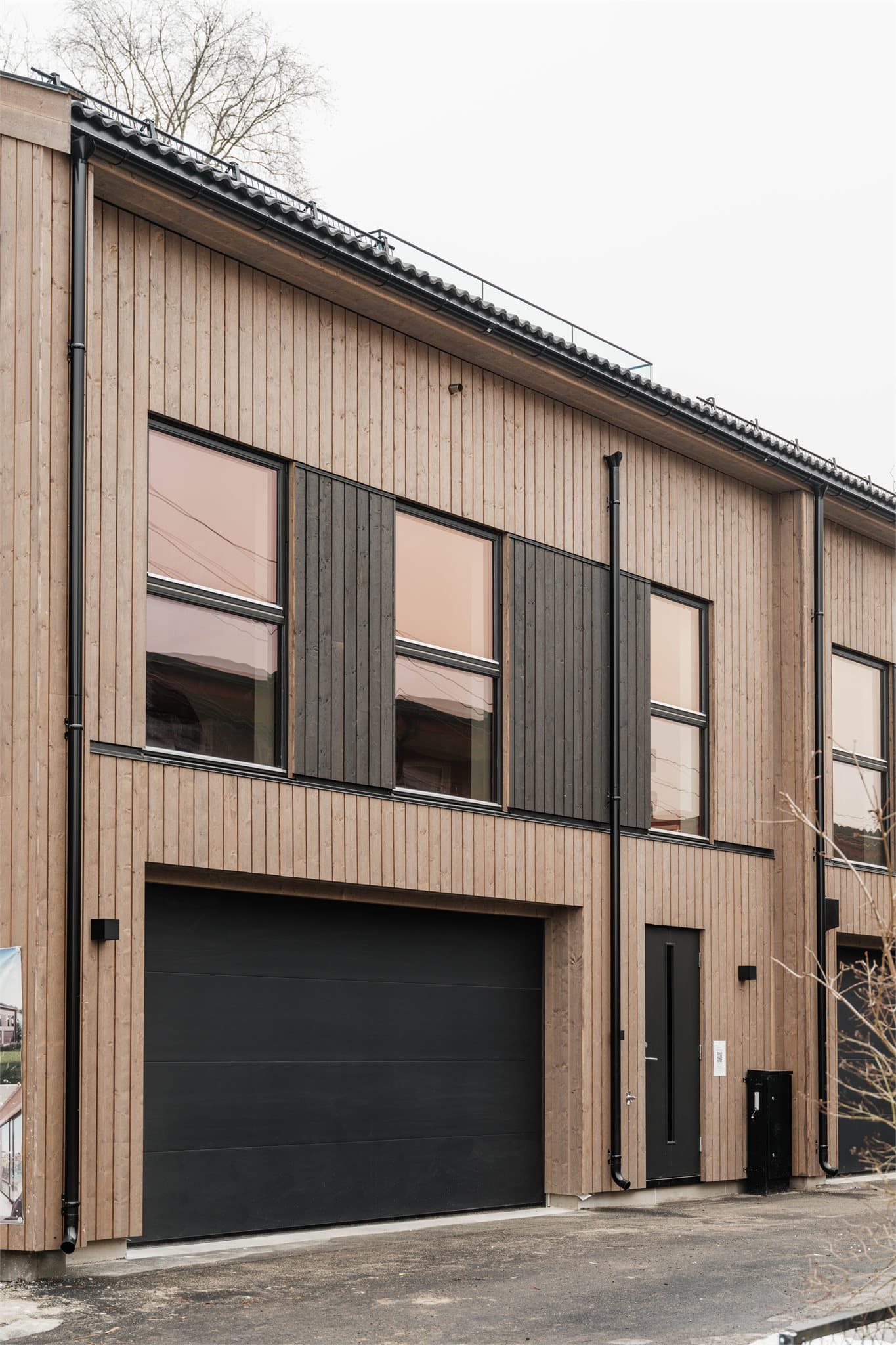 Granliveien 21M ligger i et rolig og barnevennlig boligområde på Høybråten i Oslo. Området består hovedsakelig av villa- og småhusbebyggelse, og oppleves som et trygt og etablert nabolag. (Bilde er av fronten til 21L)