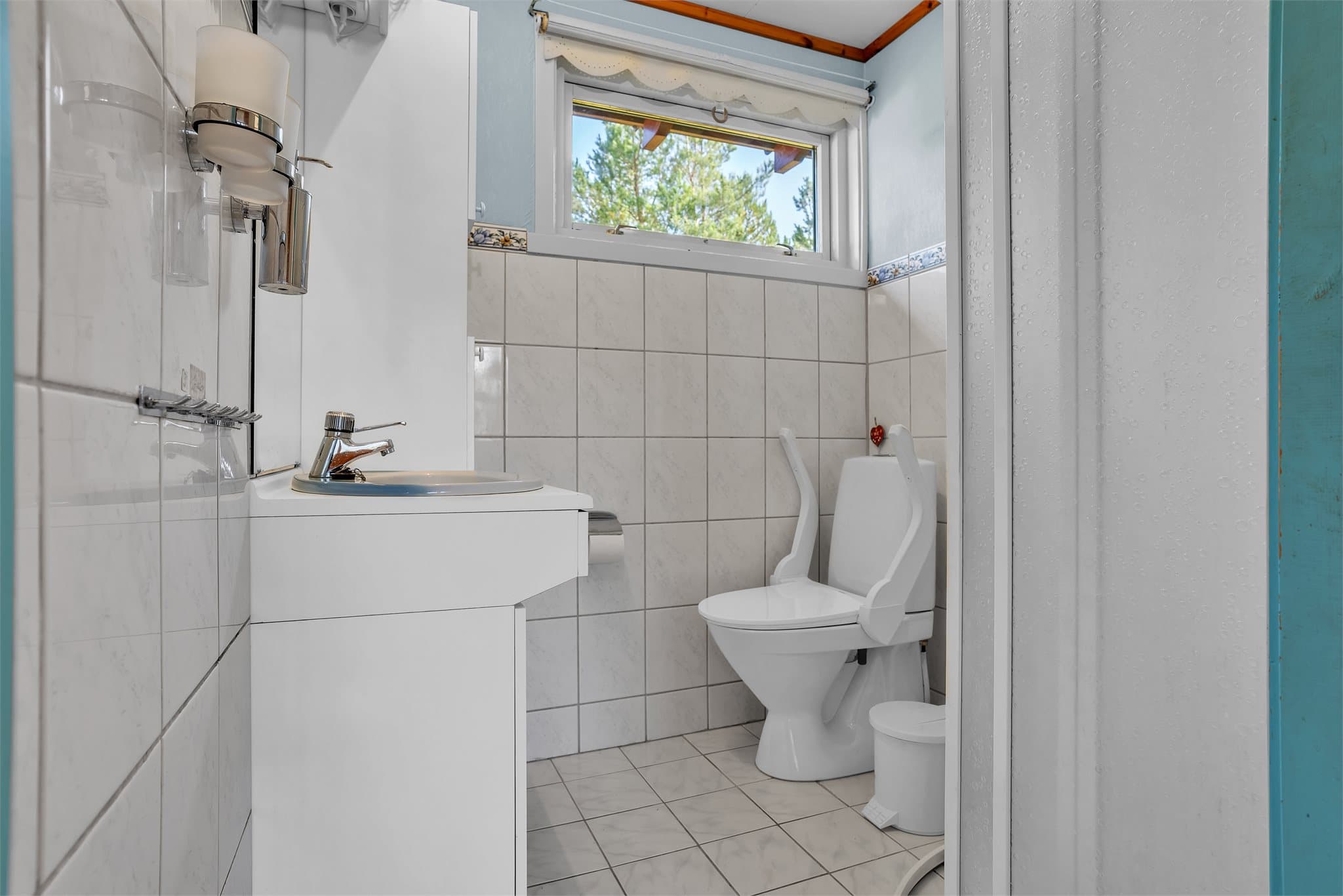 Badet i første etasje ble oppgradert rundt 2008–2010 med flislagte overflater og gulvvarme.