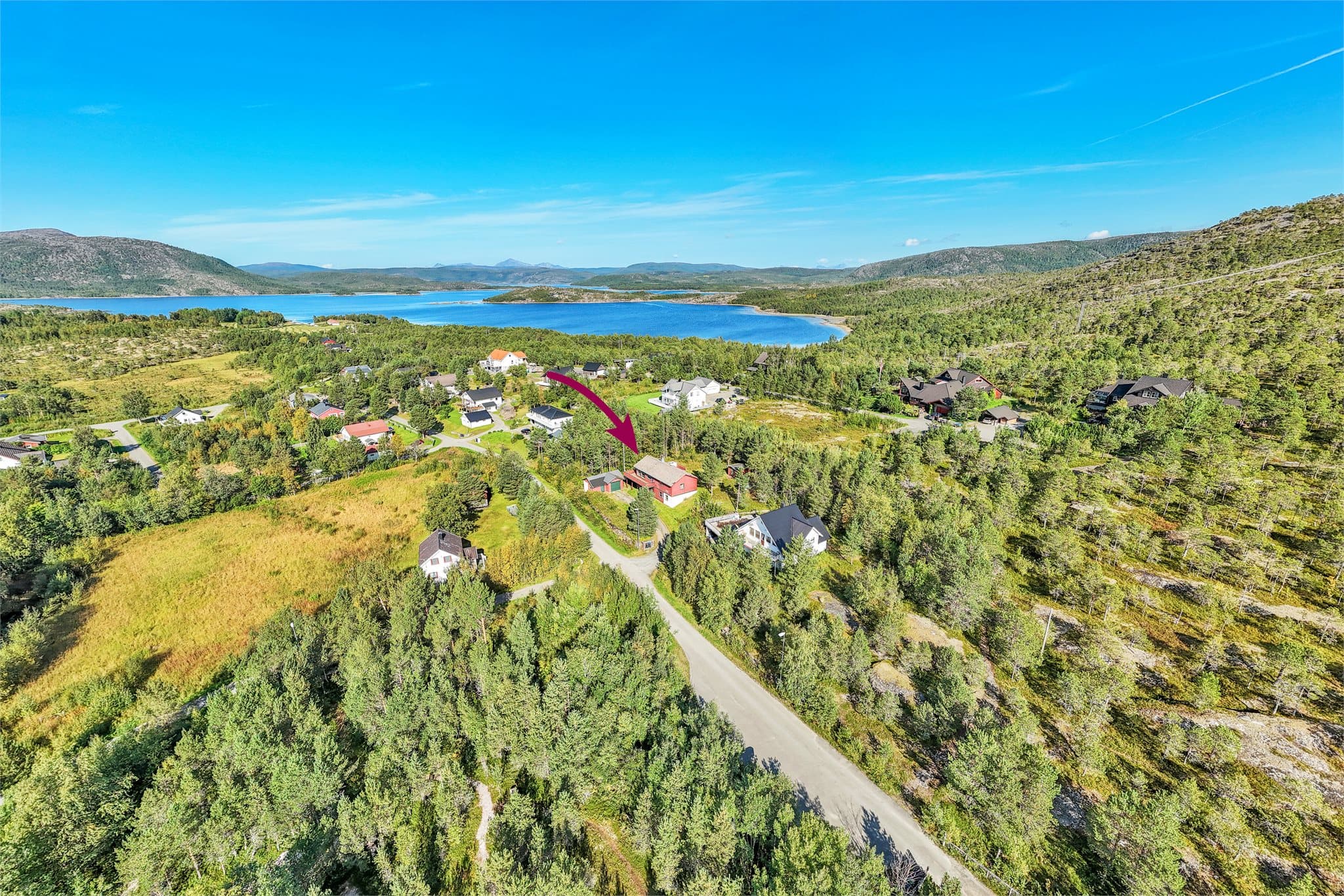 Eiendommen ligger i landlige omgivelser på Innhavet, med nærhet til Sagfjorden.
