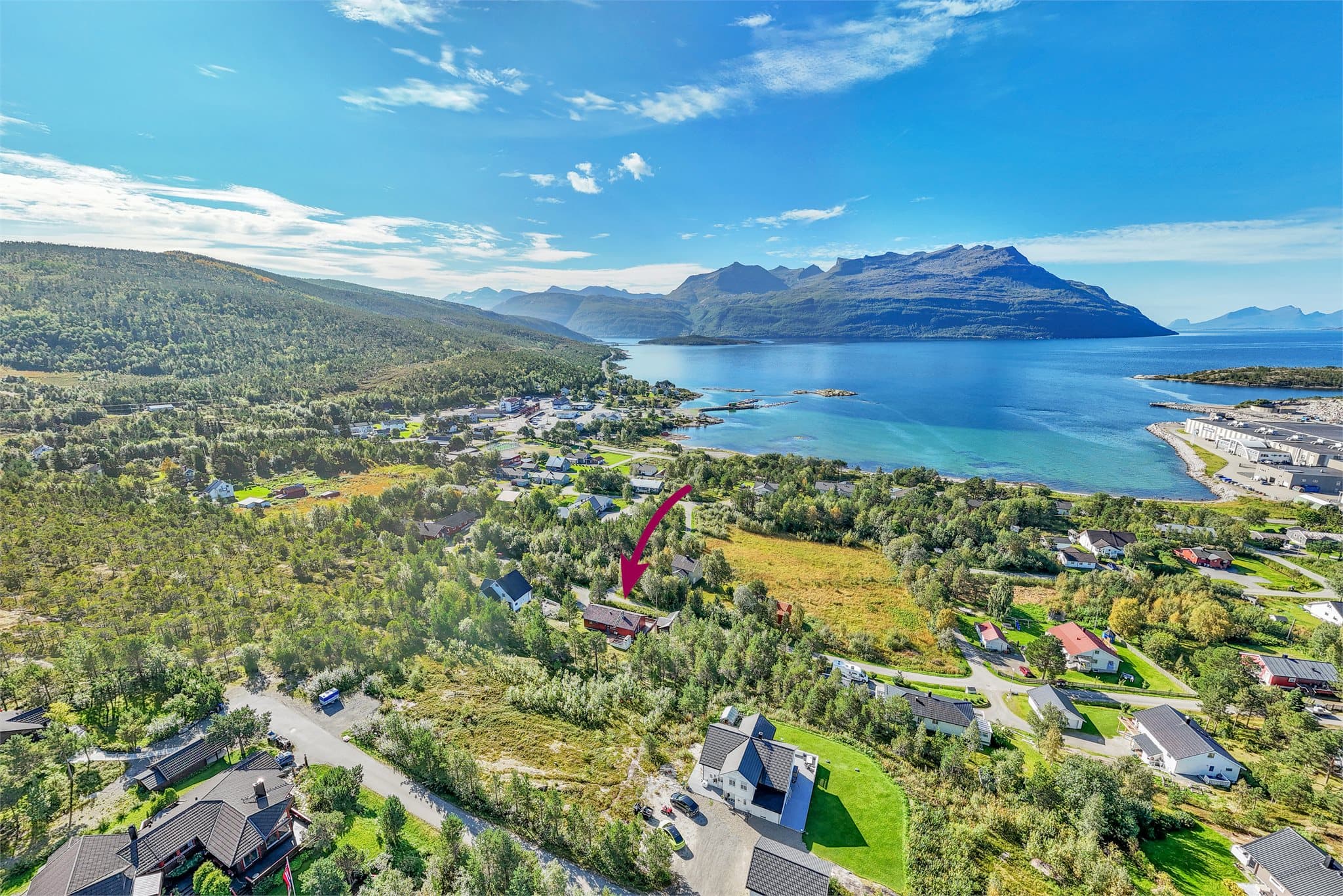 Innhavet er omkranset av fjord og fjell, med gode muligheter for friluftsliv og båtliv.