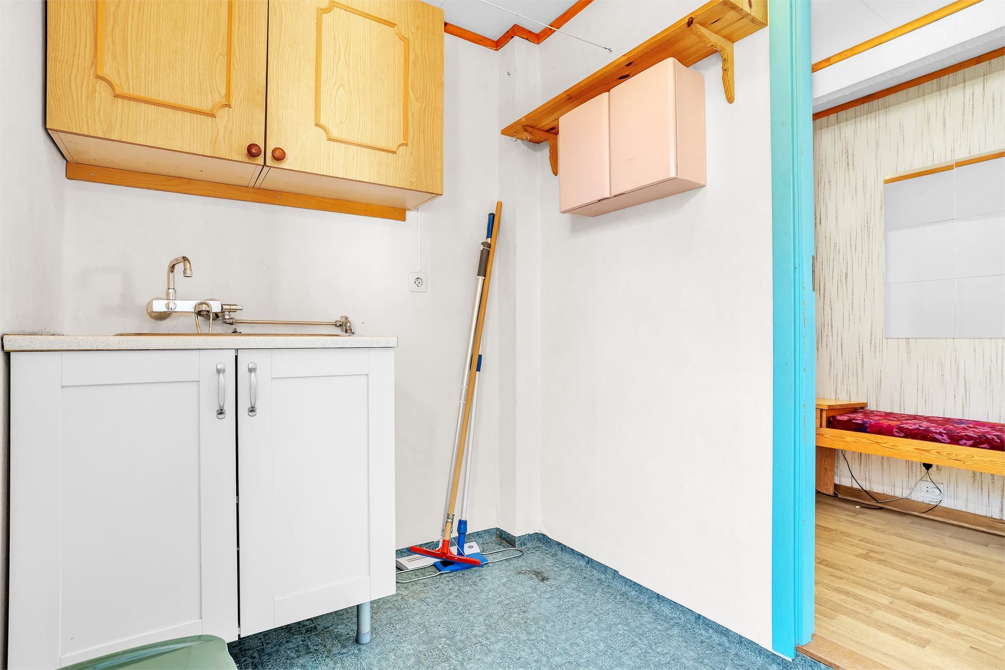 Vaskerommet i første etasje har vaskekum med benkeskap og opplegg for vaskemaskin.