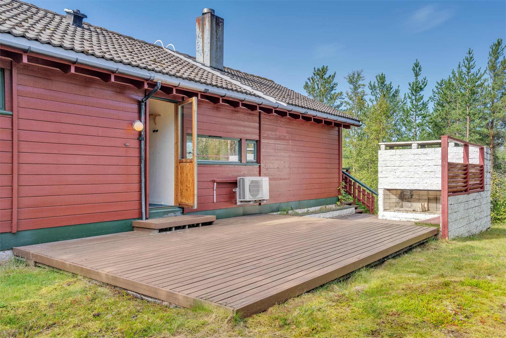 Herfra er det direkte adkomst inn til vaskerommet samt trapp videre til verandaen.