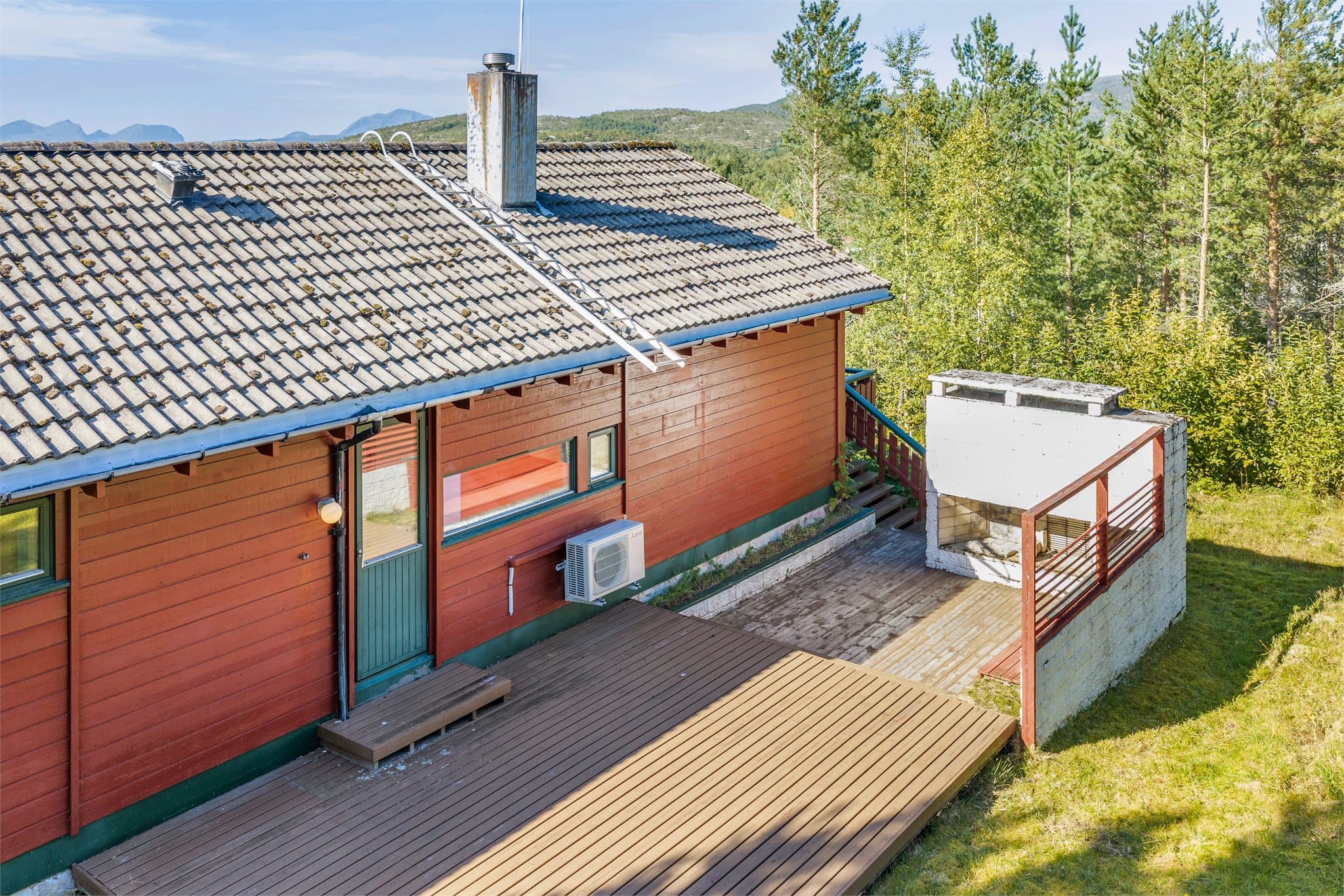 Varmepumpens utedel er plassert skjermet på baksiden av huset.