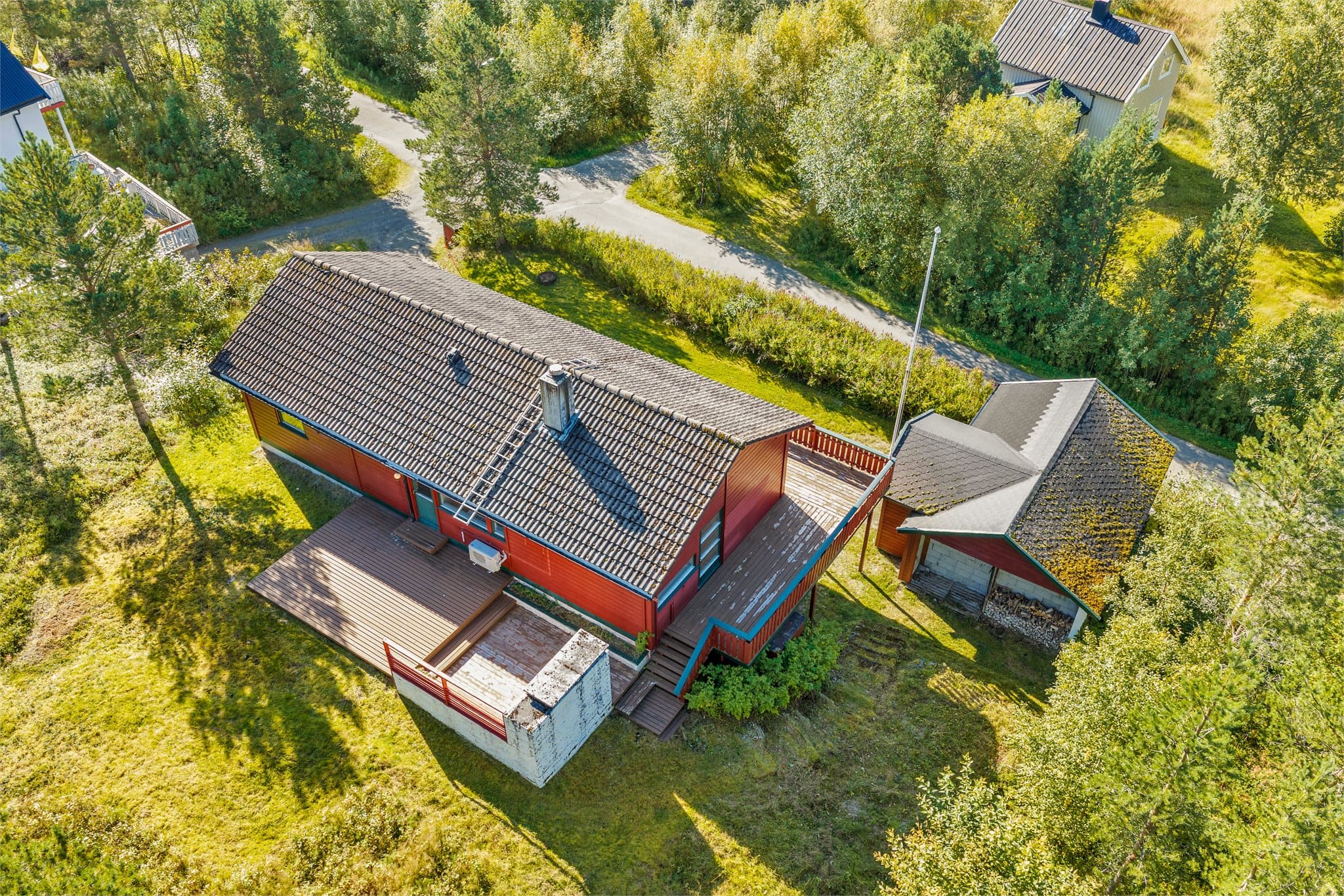 Tomten har en usjenert plassering med skog og natur i bakkant.