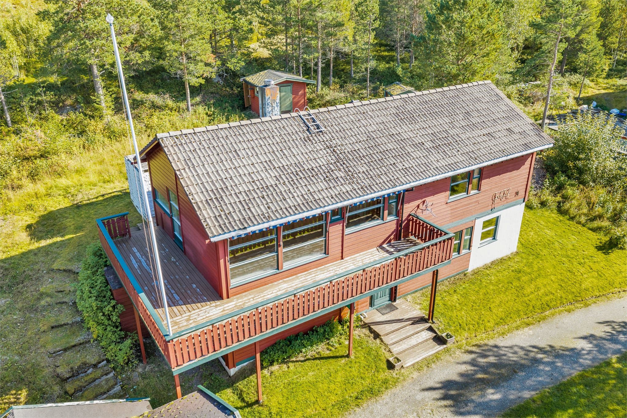 Eiendommen rommer både hovedhus, garasje og uthus i et etablert boligområde.
