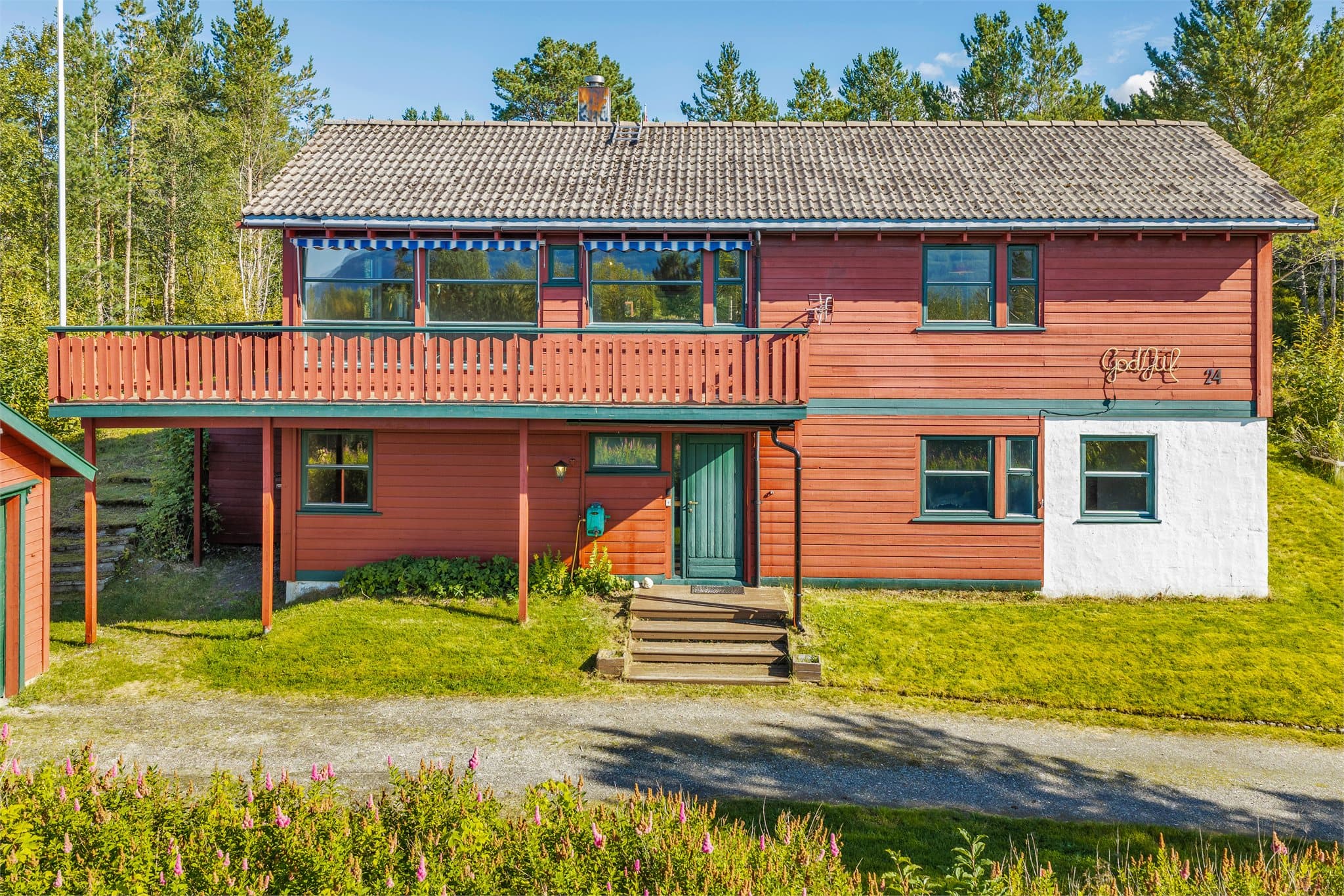 Eneboligen er kledd med liggende bordkledning og tak tekket med betongtakstein.
