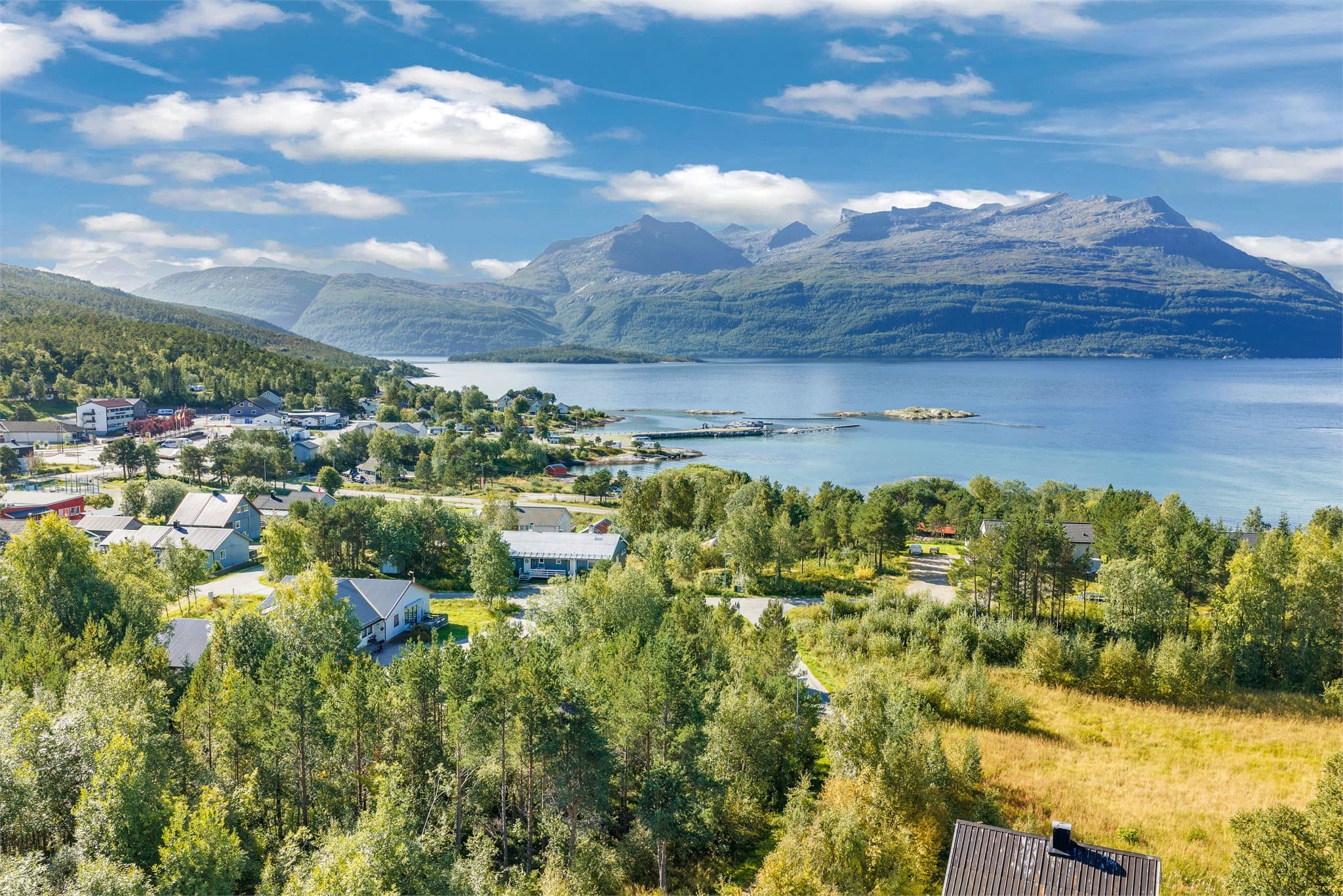 Fra området er det åpent utsyn over Sagfjorden og fjellmassivene i bakgrunnen.