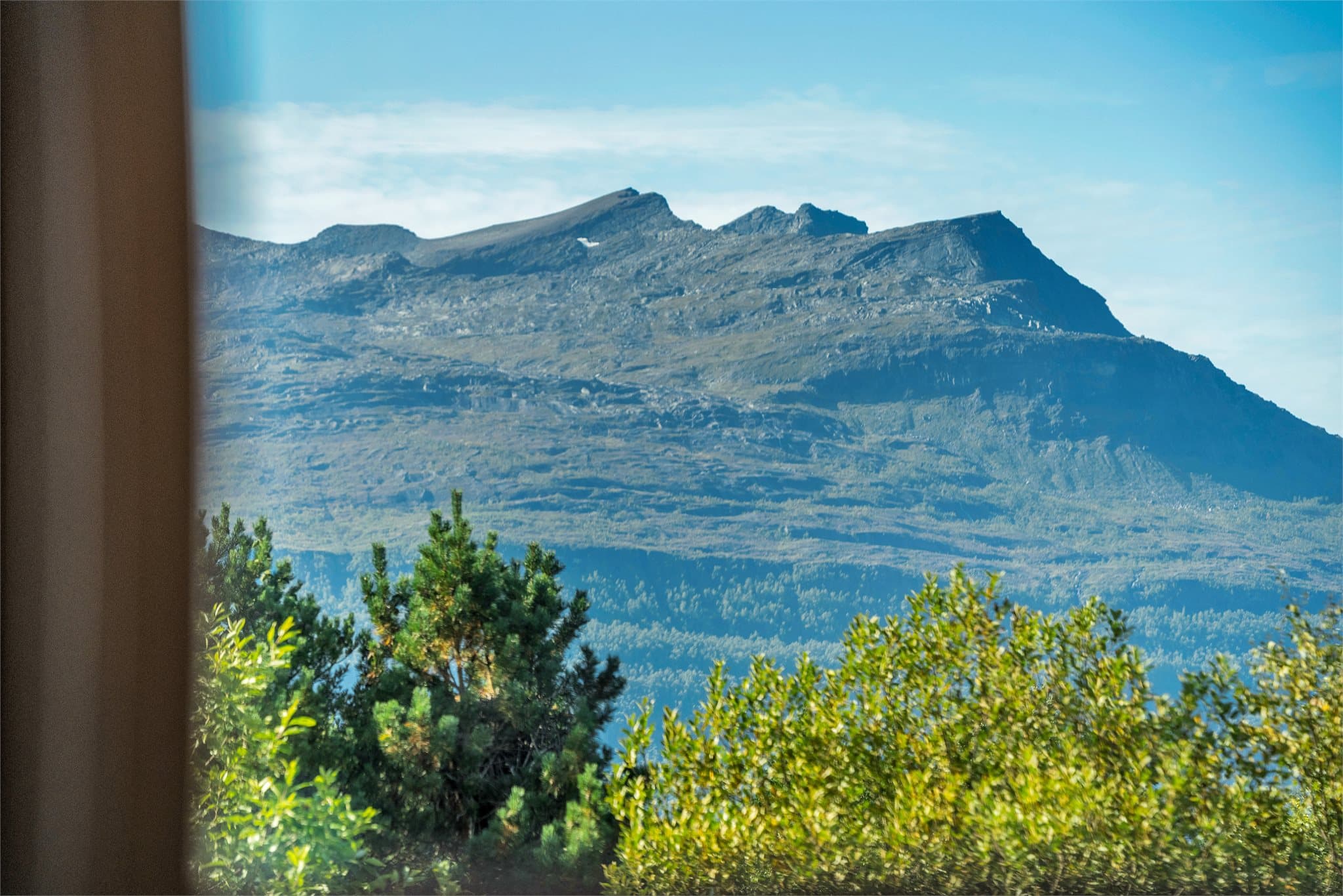 Nærområdet byr på storslått nordnorsk natur og varierte turmuligheter.