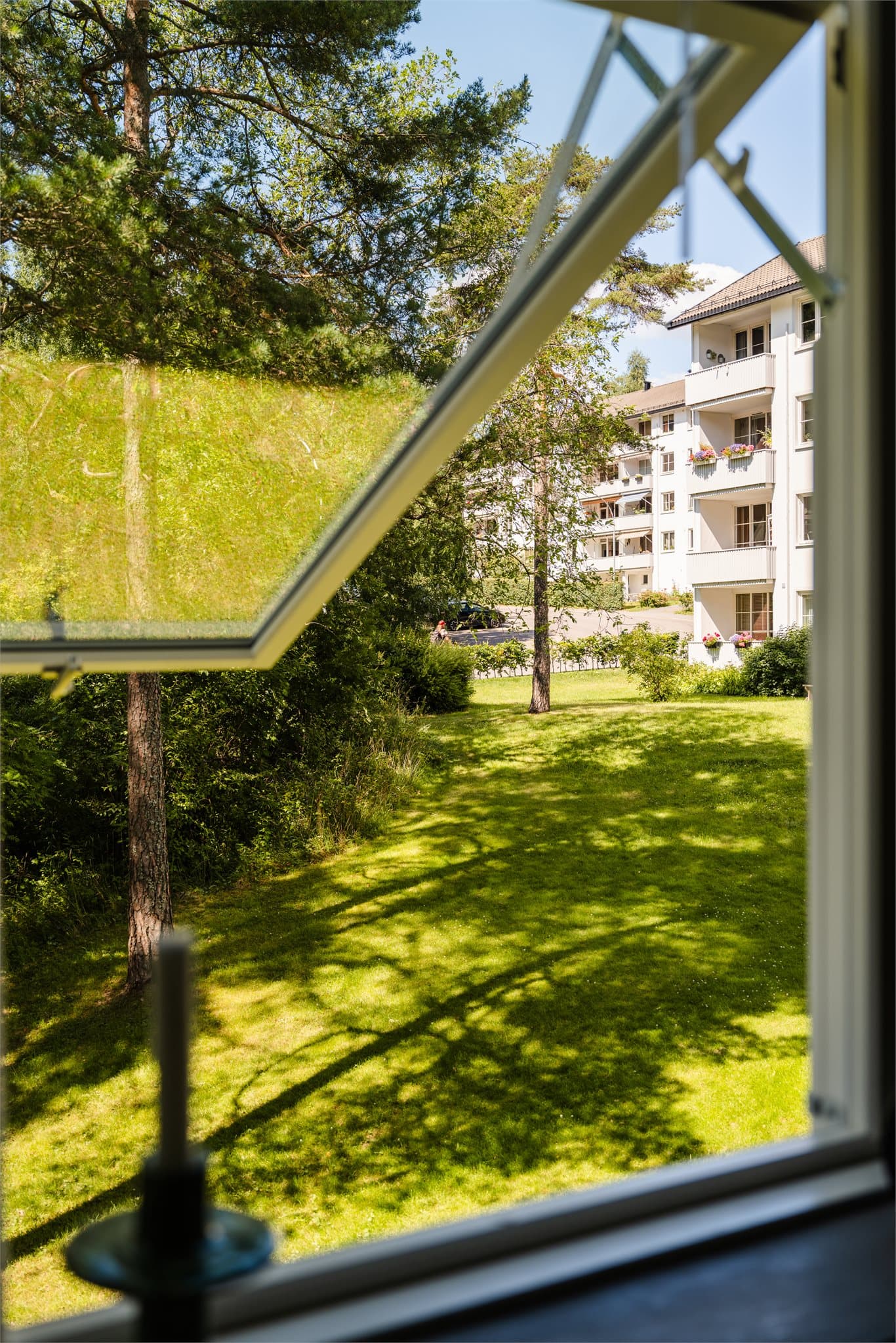 På sommerhalvåret har du frodig og grønt utsyn fra alle vinduer!
