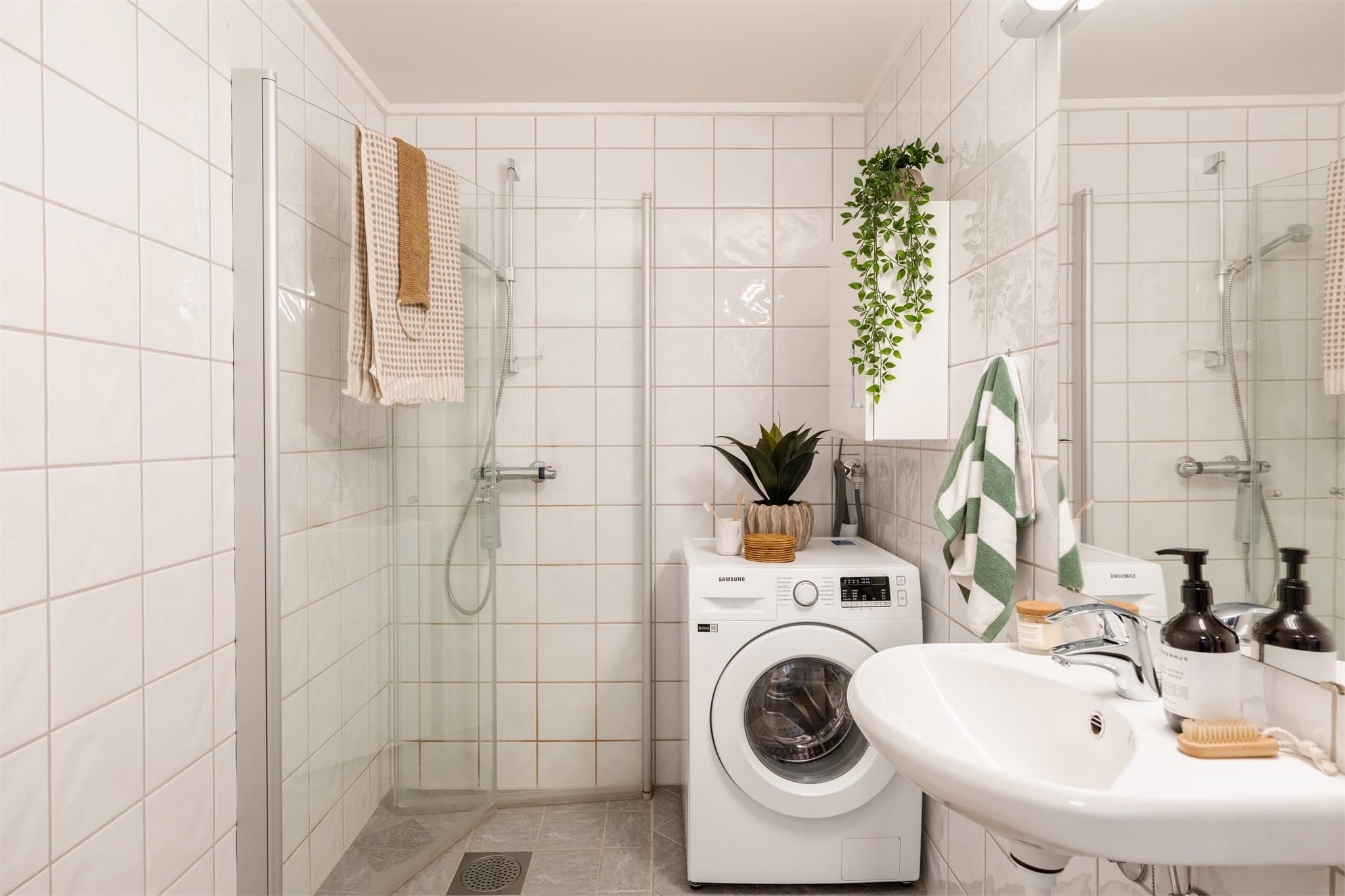 Baderommet er ifølge eier etablert eller rehabilitert i 2009. Gulvet er flislagt og utstyrt med elektriske varmekabler.