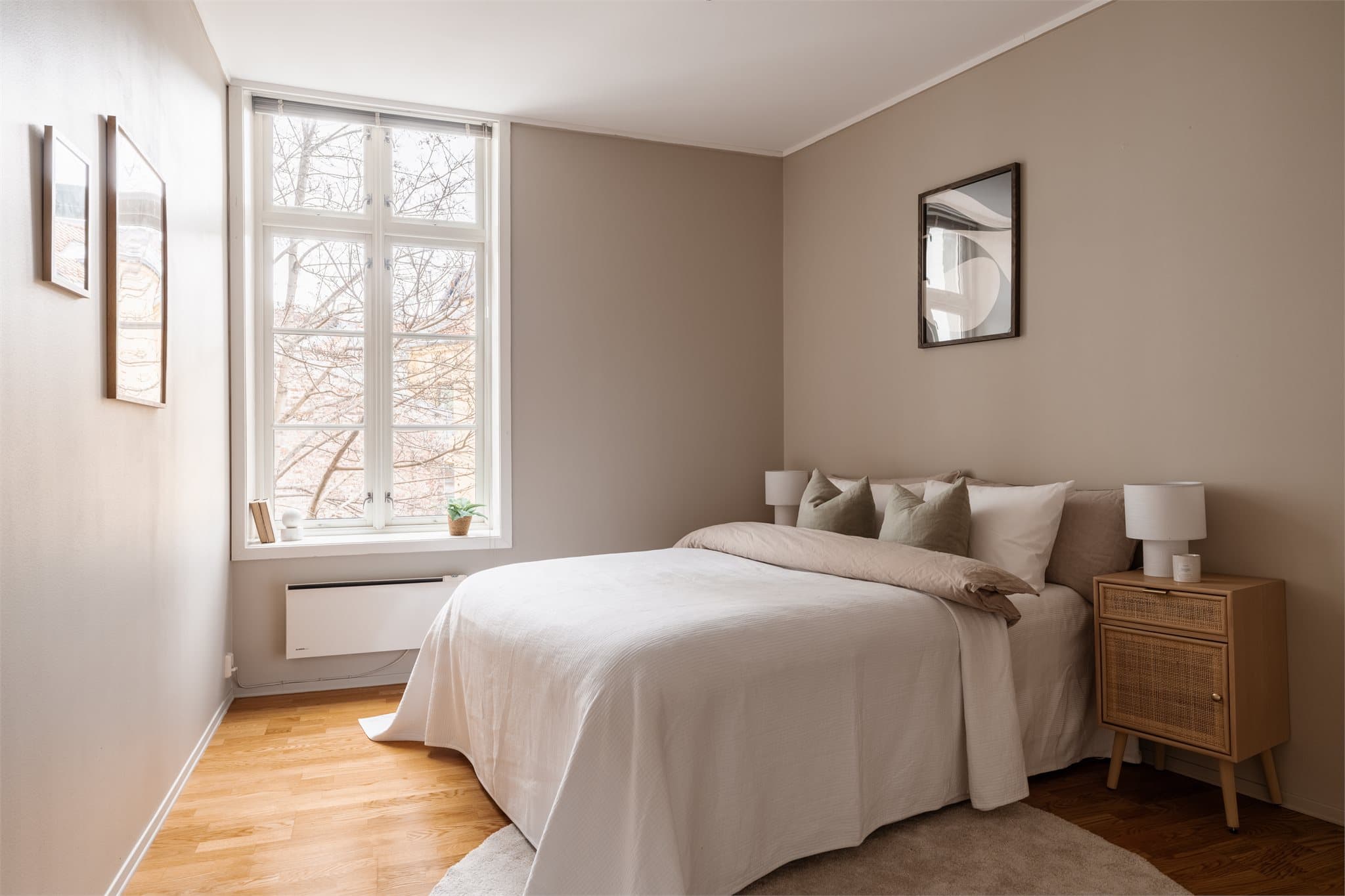 Soverommet har tilfredsstillende størrelse og fremstår som funksjonelt med plass til seng, nattbord og garderobeløsning.