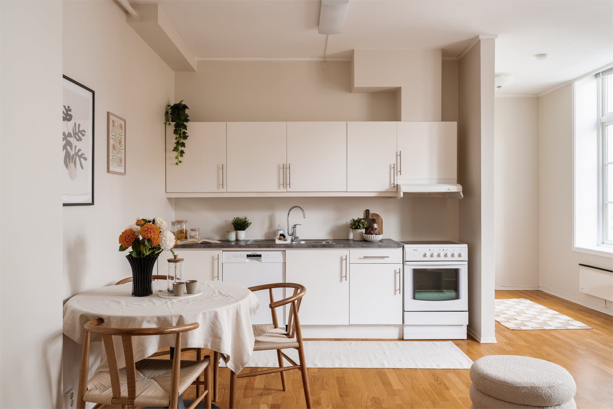 Kjøkkeninnredningen er fra 2009 og holder normal standard. Innredningen består av skap- og skuffeløsninger med glatte, fabrikklakkerte fronter.