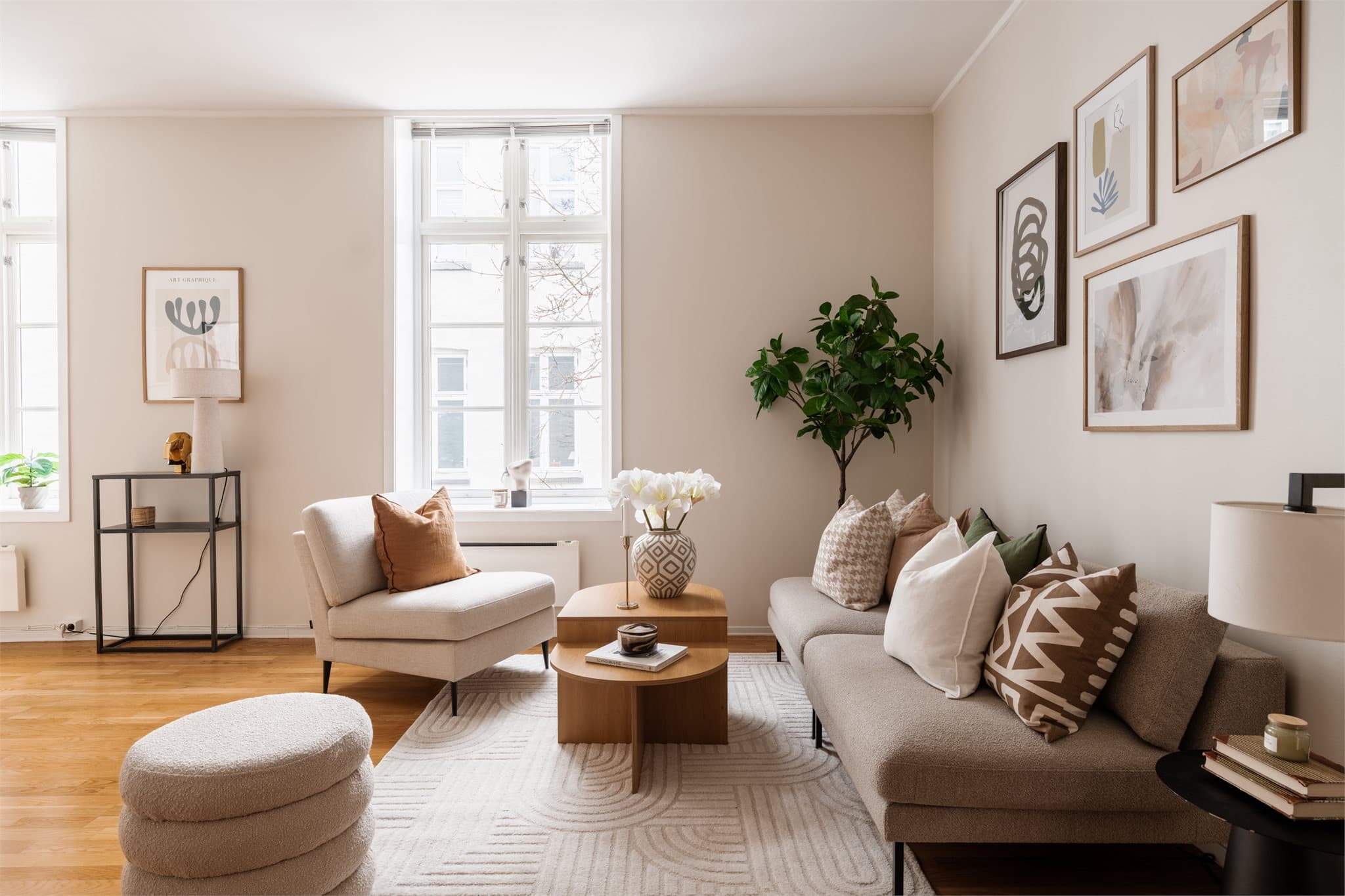 Her får du en lys og lekker 2-roms midt i smørøyet av Oslo, samtidig som leiligheten i sin helhet har en tilbaketrukket beliggenhet inn mot rolig gårdsrom.