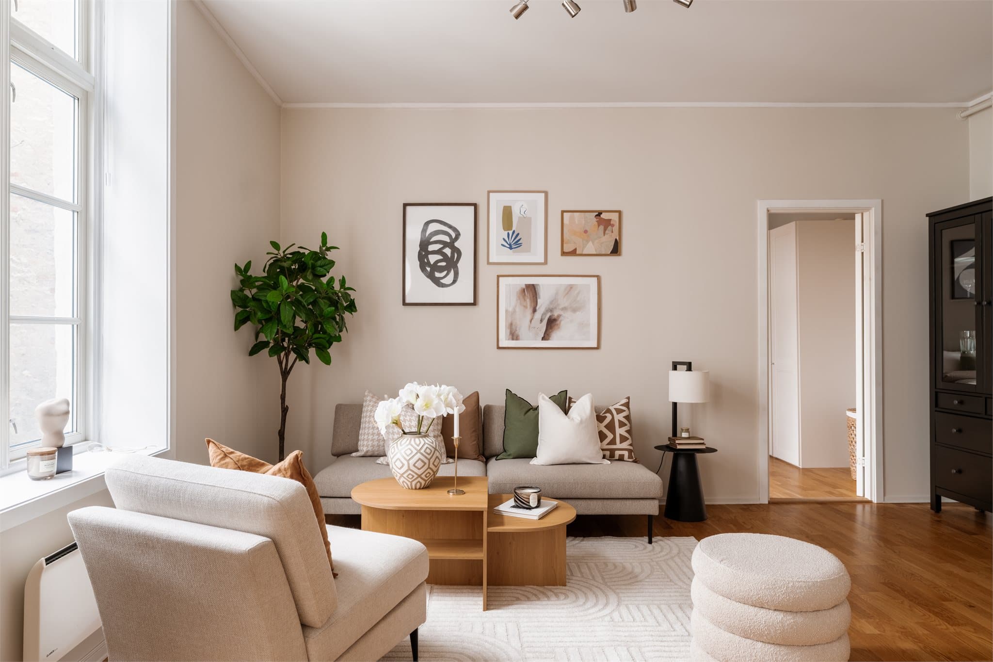 Gulvet er belagt med 3-stavs parkett, og veggene har glatte, malte overflater (2026). Himlingen er glatt og malt.