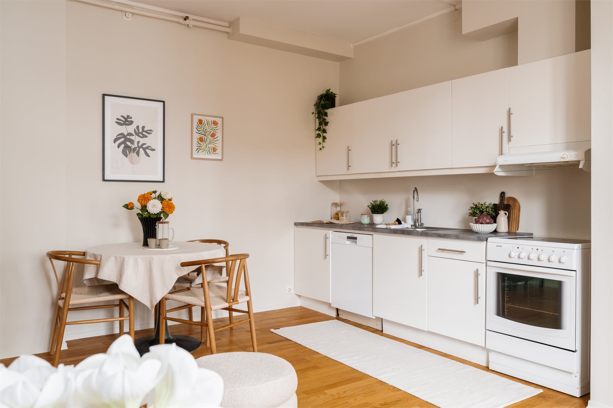 Kjøkkenet fremstår som vedlikeholdt og funksjonelt ut fra alder. Mekanisk avtrekksventilasjon via kjøkkenventilator.