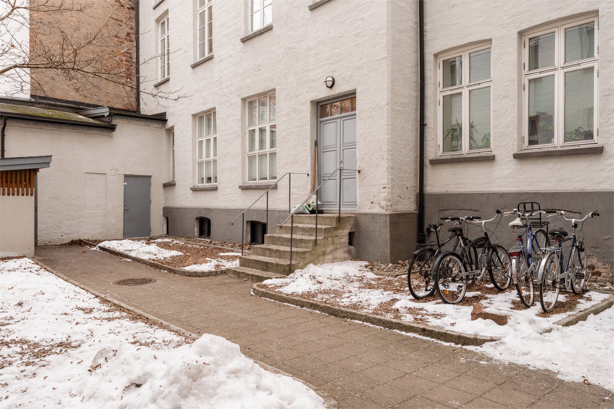 Leiligheten er skjermet og fredelig beliggende i et indre gårdsrom, med praktisk sykkelparkering tilgjengelig.