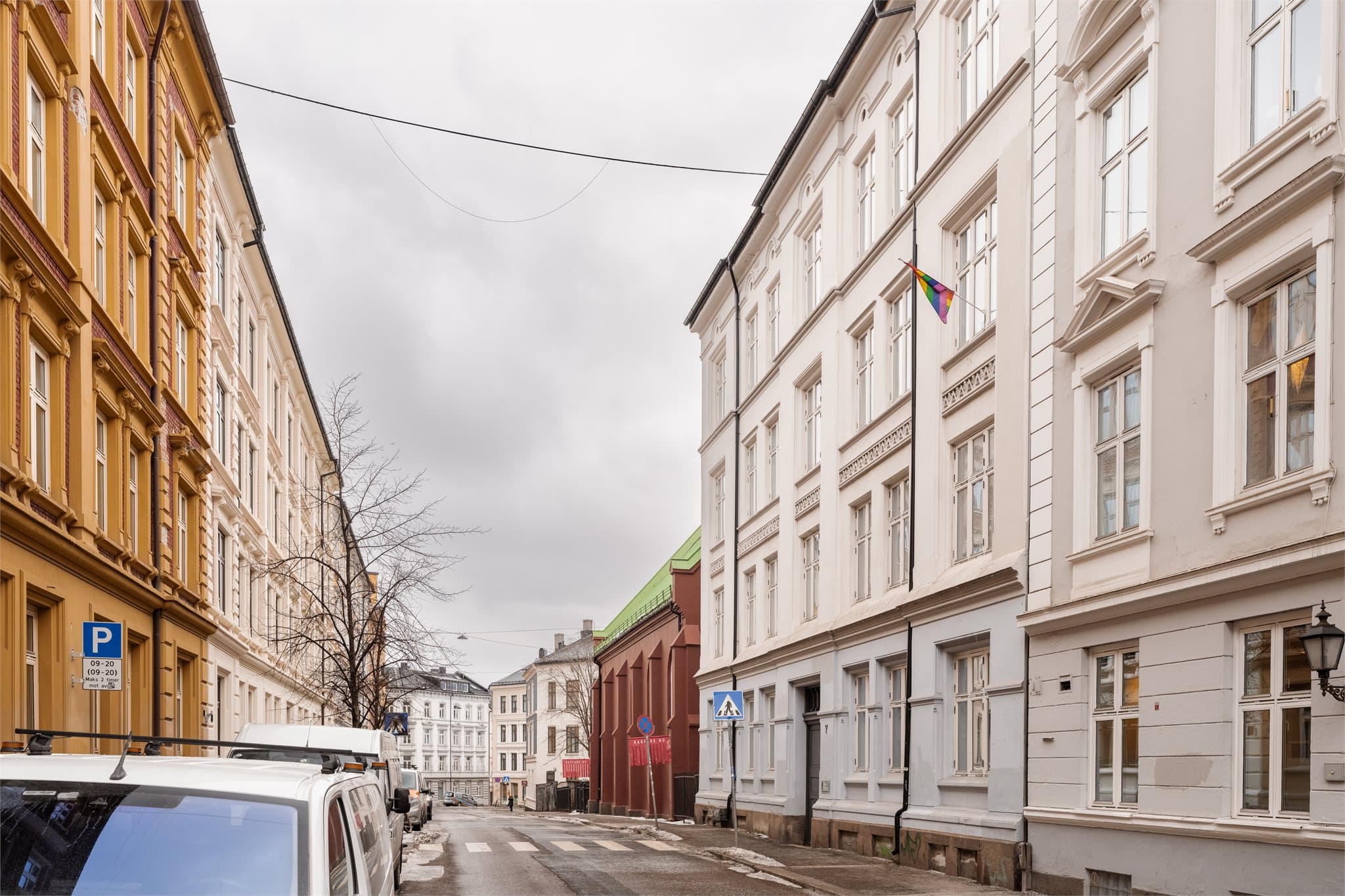 Beliggenheten gir enkel tilgang til daglige gjøremål. Dagligvareforretninger, servicetilbud og øvrige nødvendigheter er lett tilgjengelig, og kollektivtransport i nærheten sørger for gode forbindelser til sentrale områder.