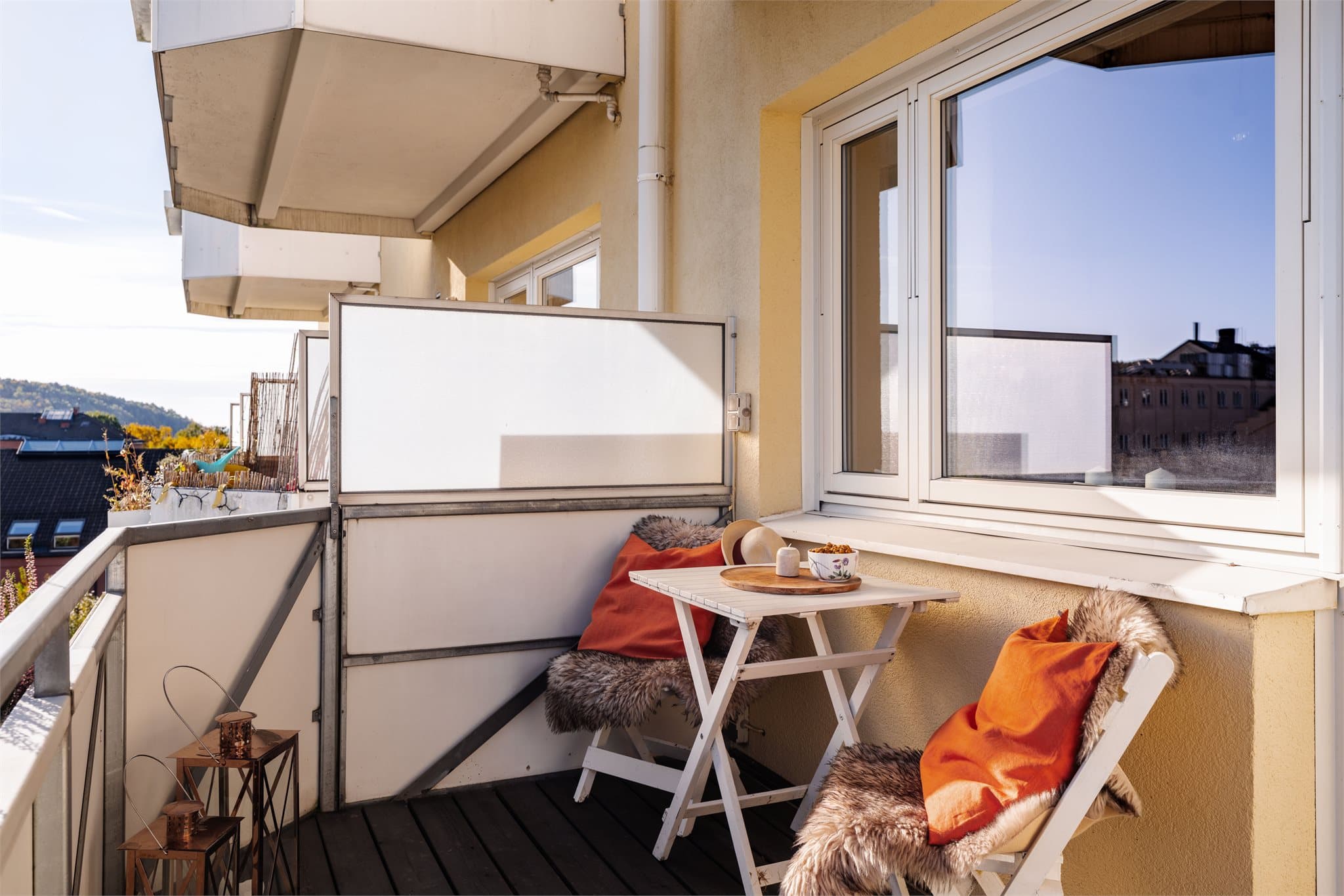 Balkongen er overbygget, og har plass til sittegruppe samt gass-/elektrisk grill.