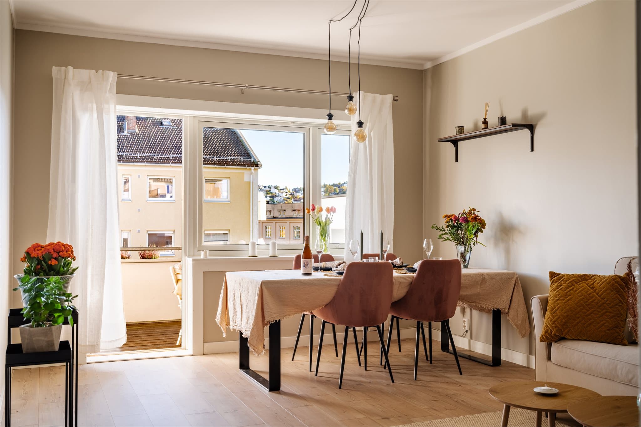 Rommet har store vindusflater som slipper inn rikelig med naturlig lys.