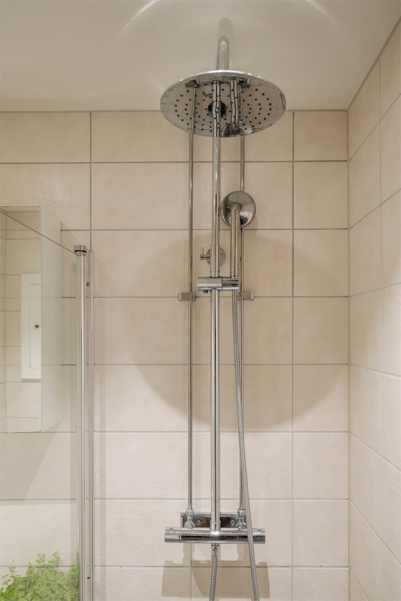 Videre er det satt inn opplegg for vaskemaskin, veggmontert toalett, dusjhjørne med svingdører, regnfallsdusj, håndholdt dusj og termostatstyrt blandebatteri. Badet har avtrekk i himling.