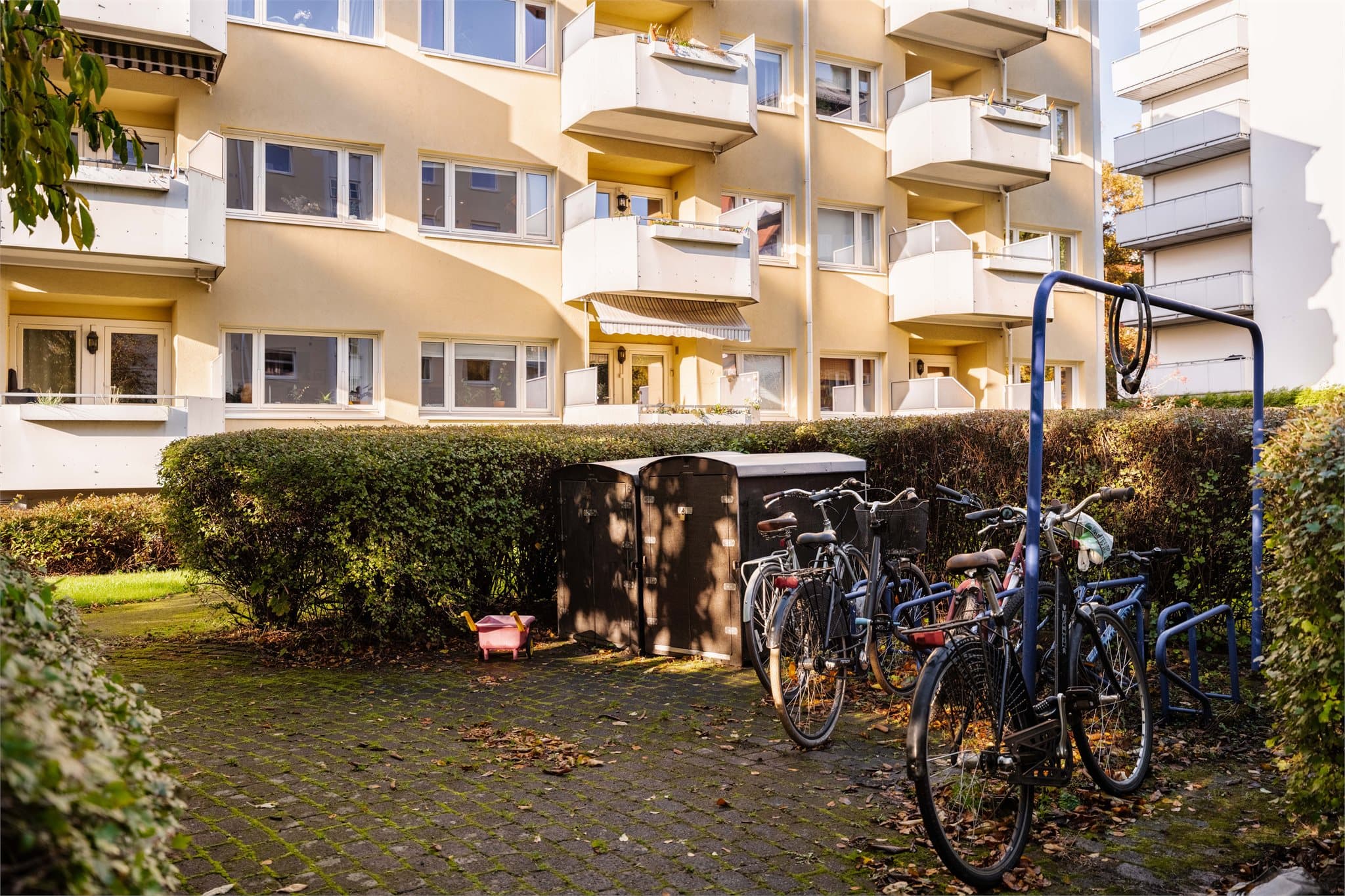 Det er også etablert sykkelparkering på eiendommen.