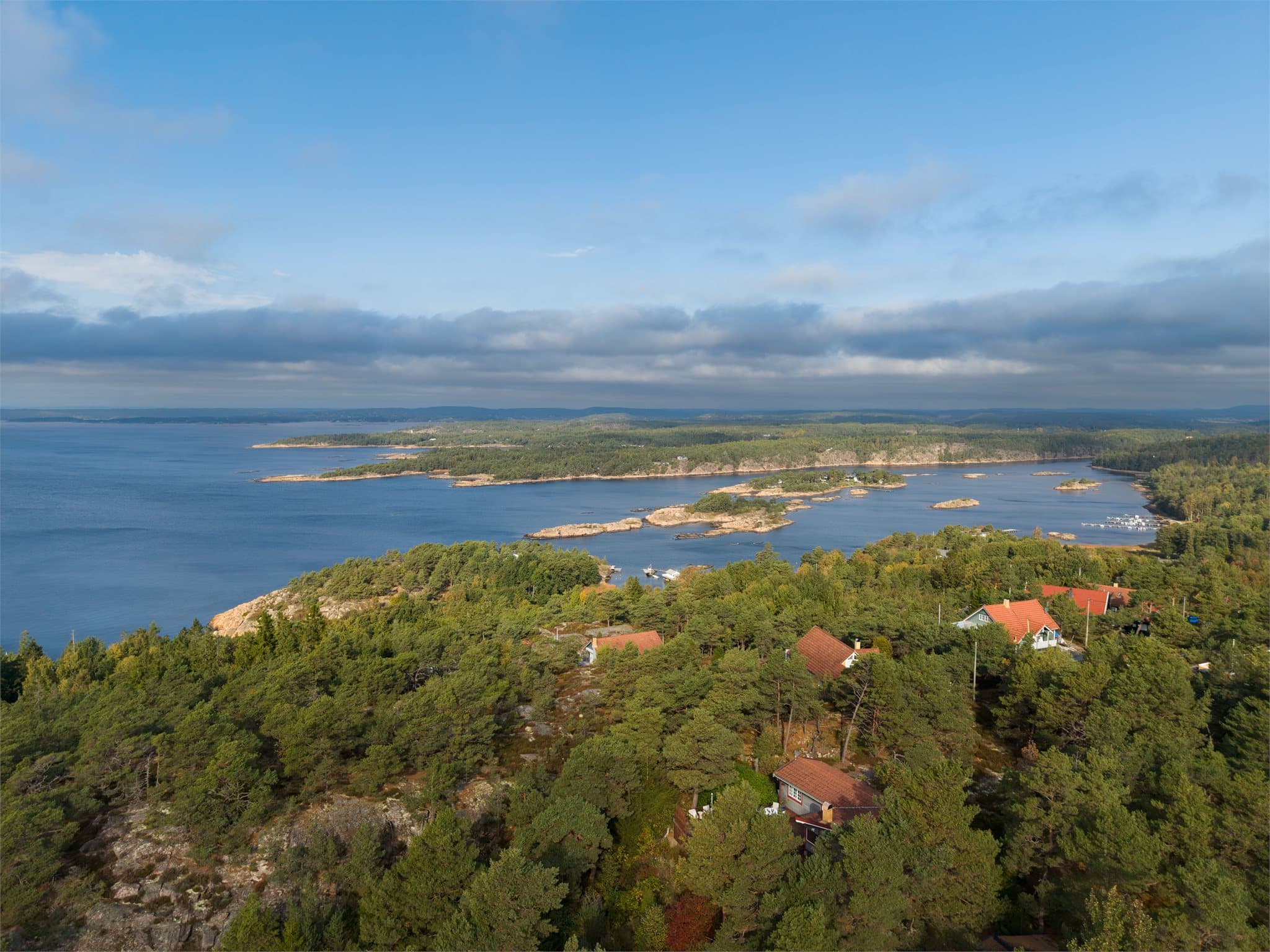 Sponvika byr på et variert kystlandskap med holmer, skjær og båtleier.
