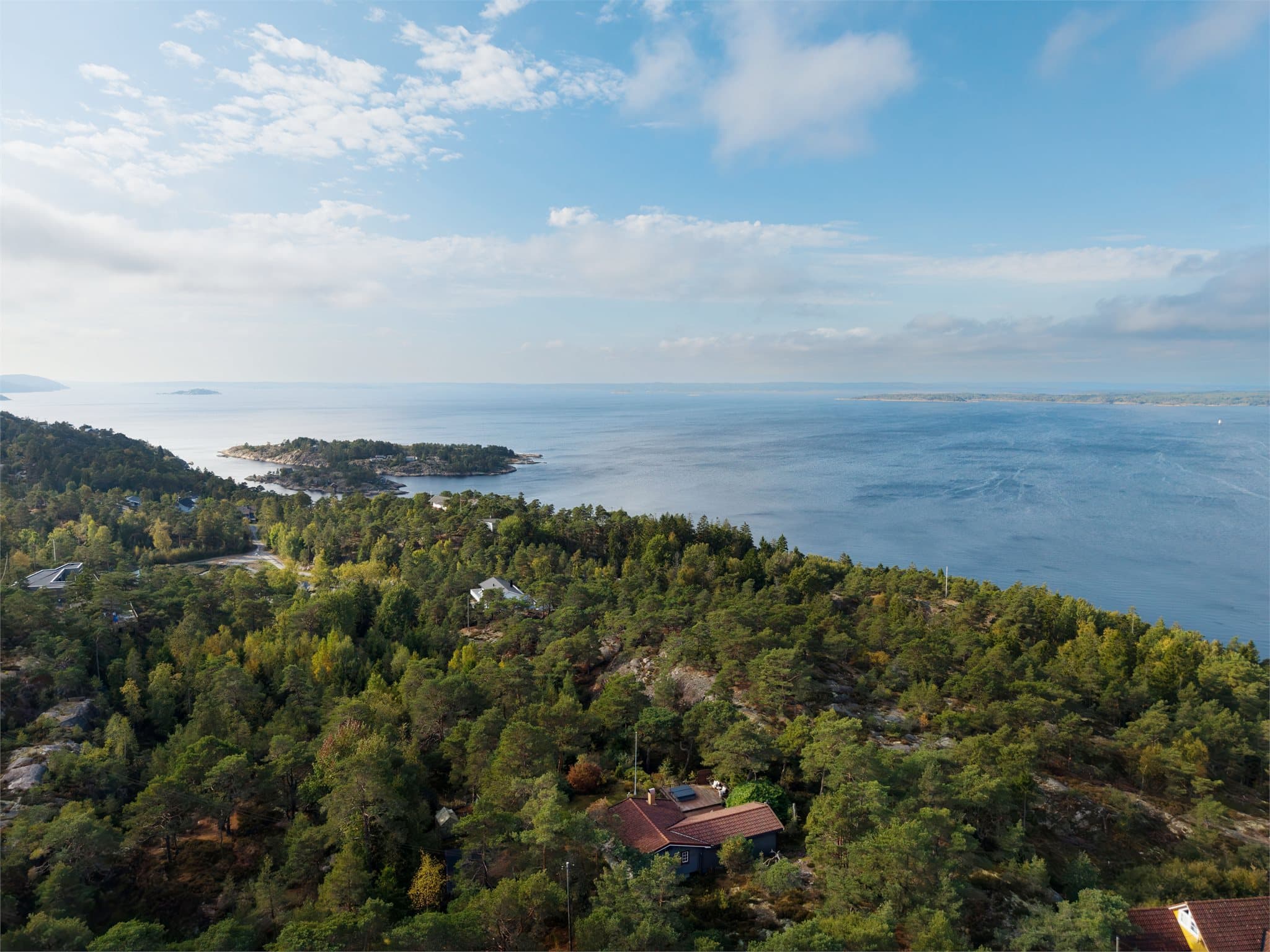 Eiendommen ligger usjenert til i Mørvika med kort vei til sjøen og fine turområder.