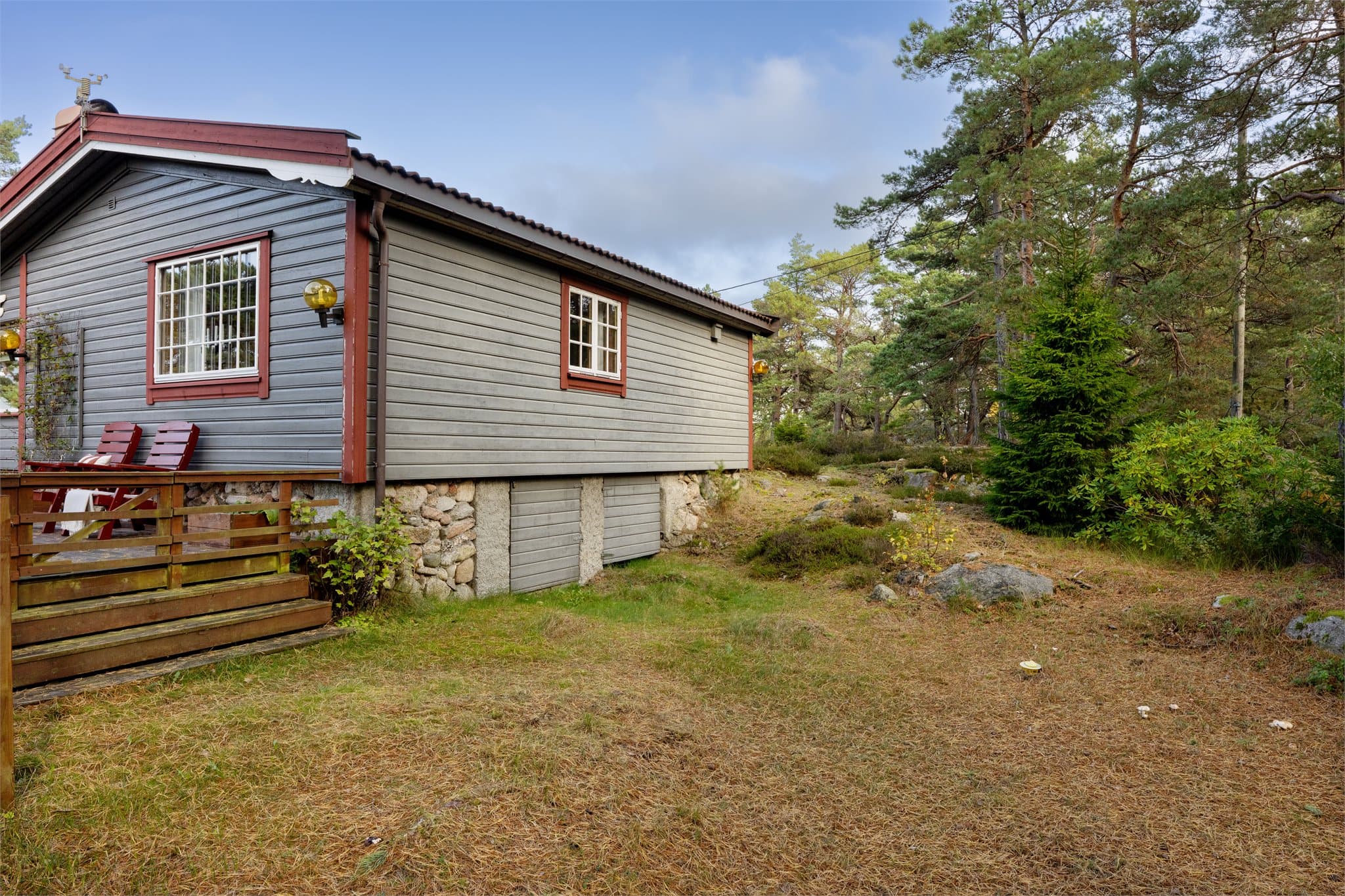 Hytta er fundamentert med pilarer over krypkjeller på fjellgrunn.
