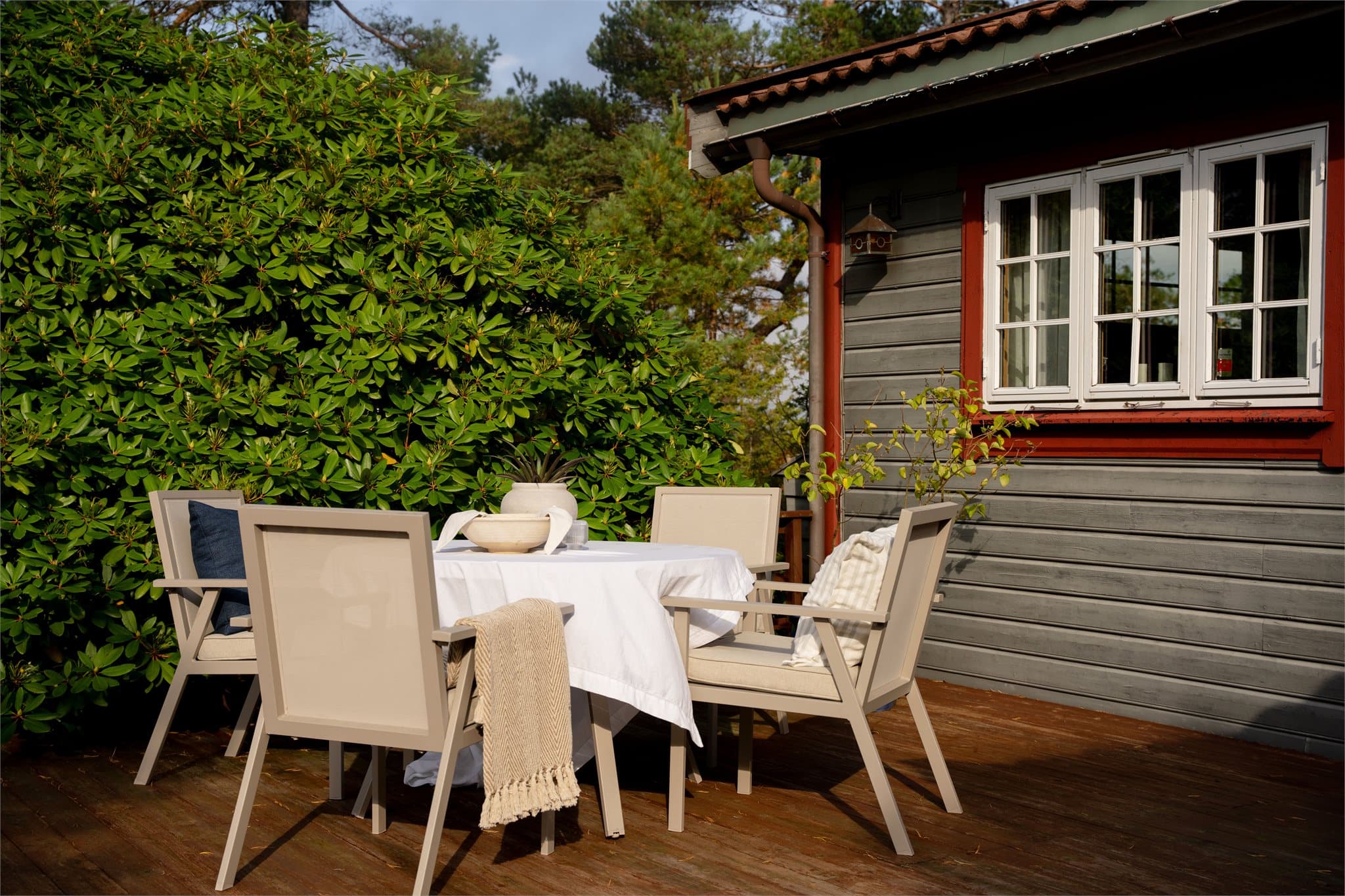 Treterrasse oppført langs hyttas yttervegg.