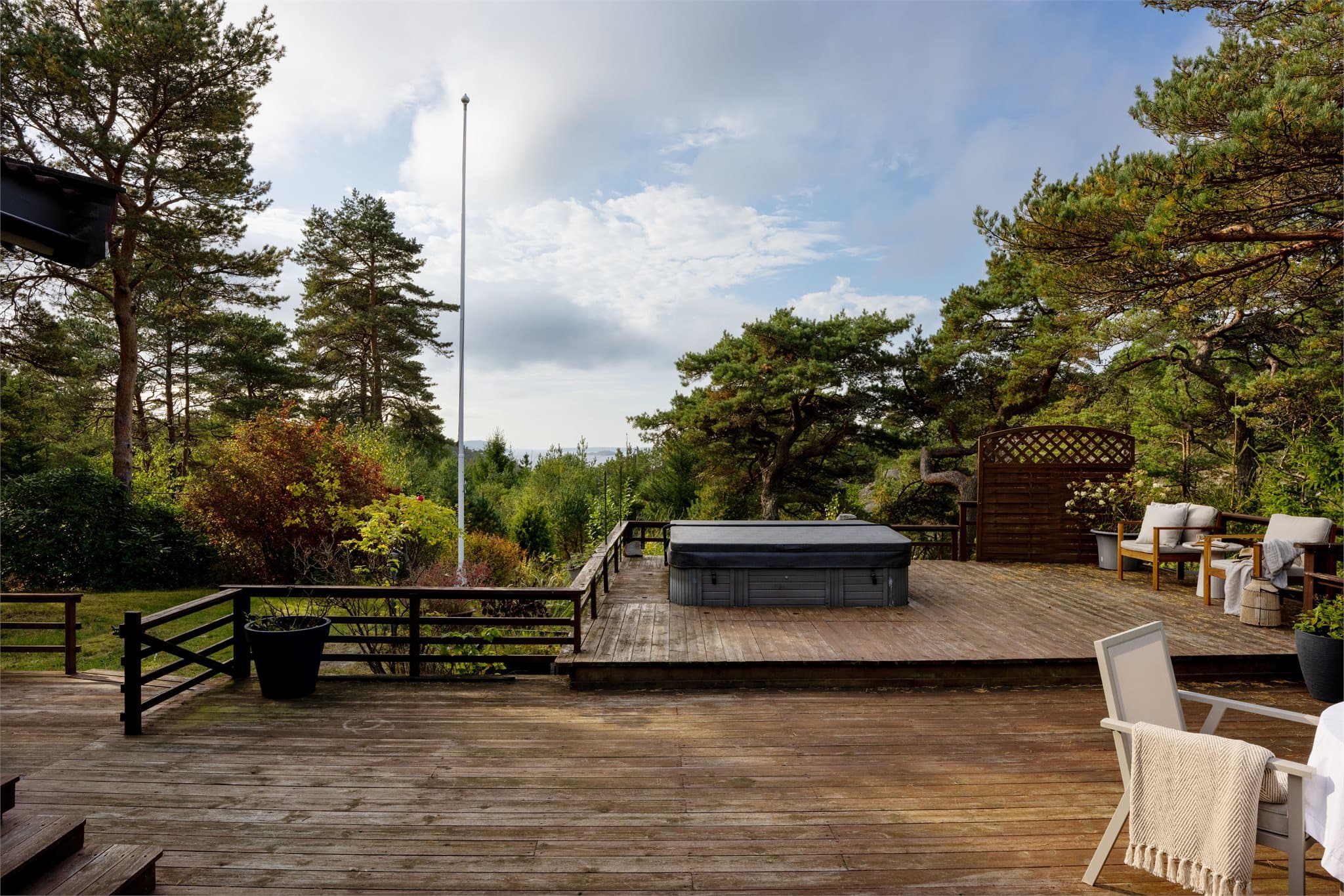 Nedfelt massasjebad integrert i treterrassen.