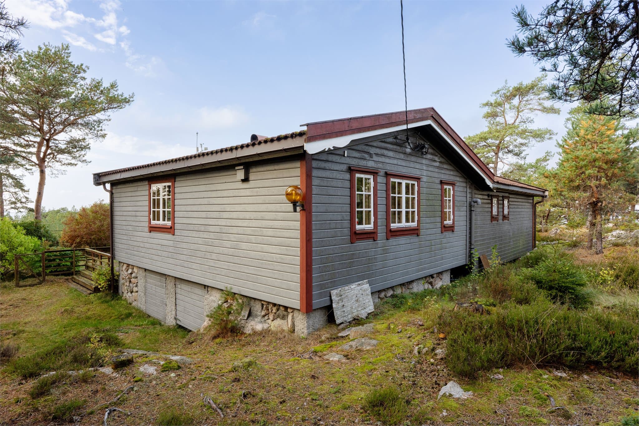 Fritidsboligen ble oppført i ca. 1977 og utvidet med tilbygg i 1991.