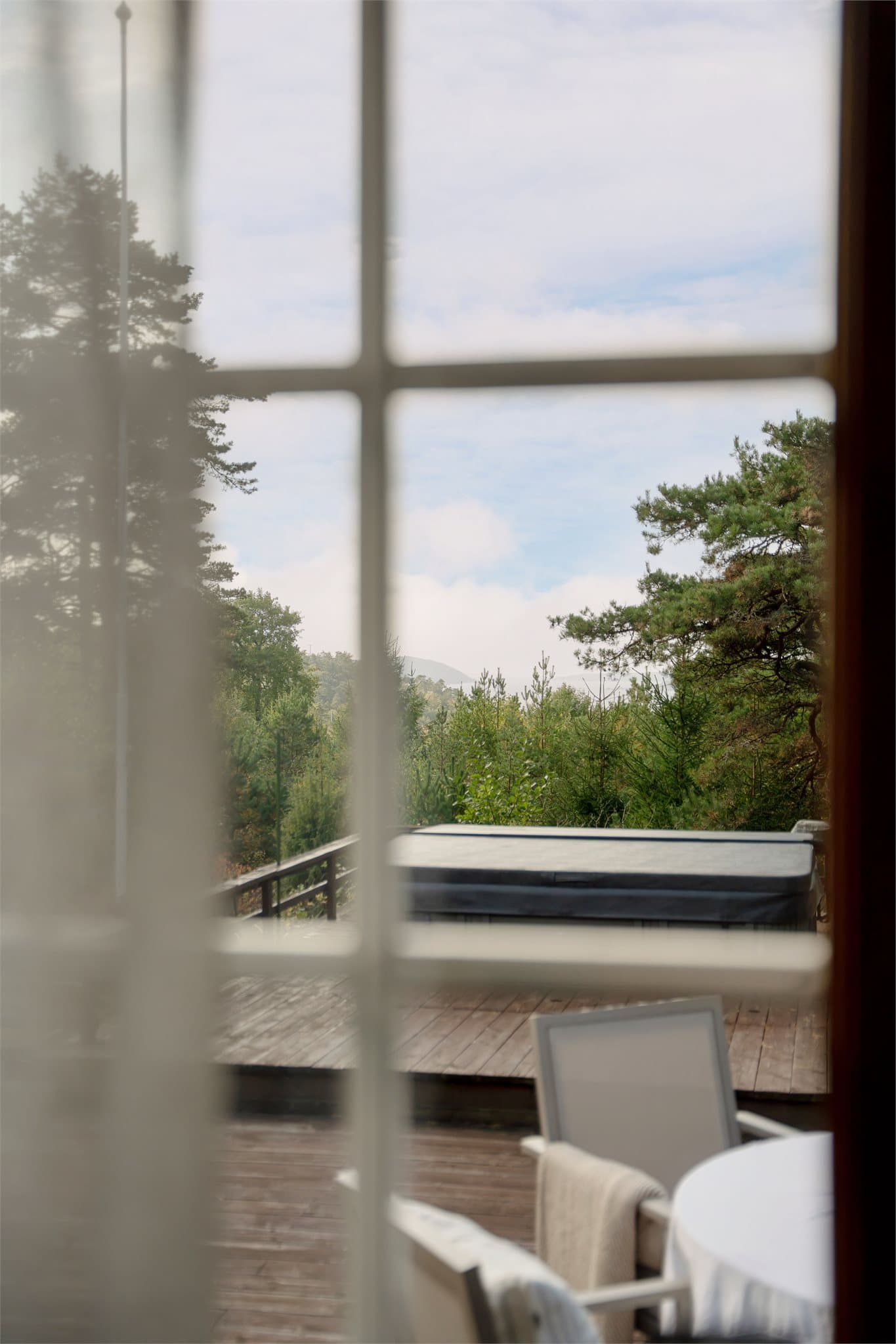 Utsyn fra hytta mot uteområdet og massasjebadet.