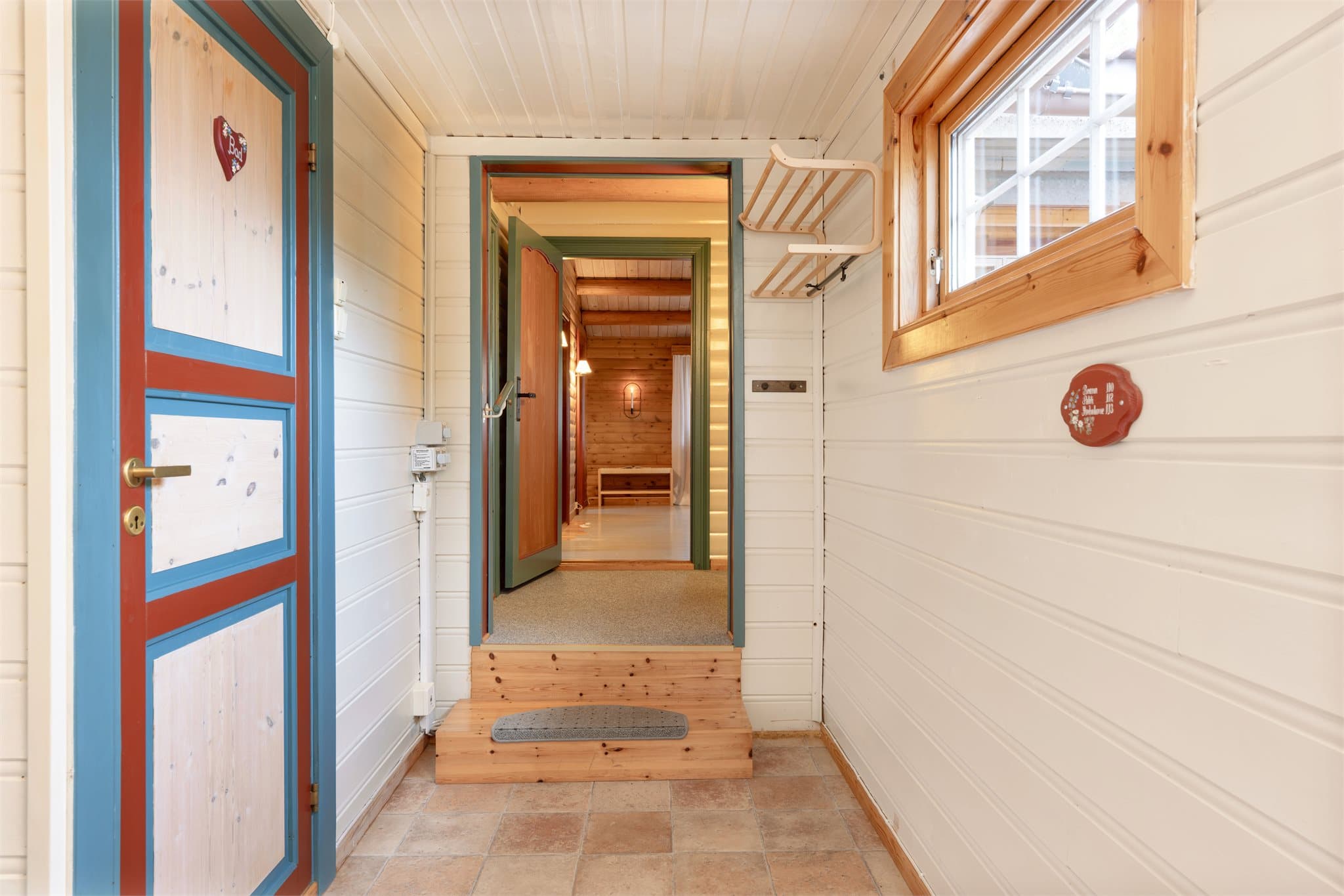 Entré med videre adkomst til mellomgang med plass til yttertøy.