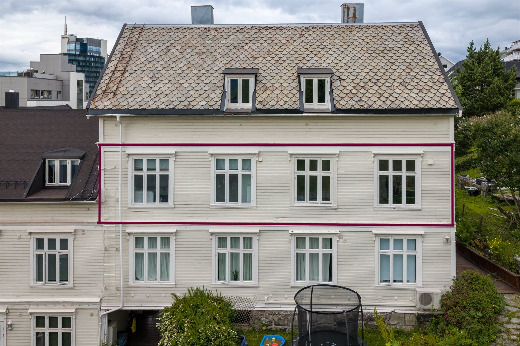Leiligheten disponerer store deler av 2. etasje i bygget, med store vindusflater og et klassisk uttrykk.