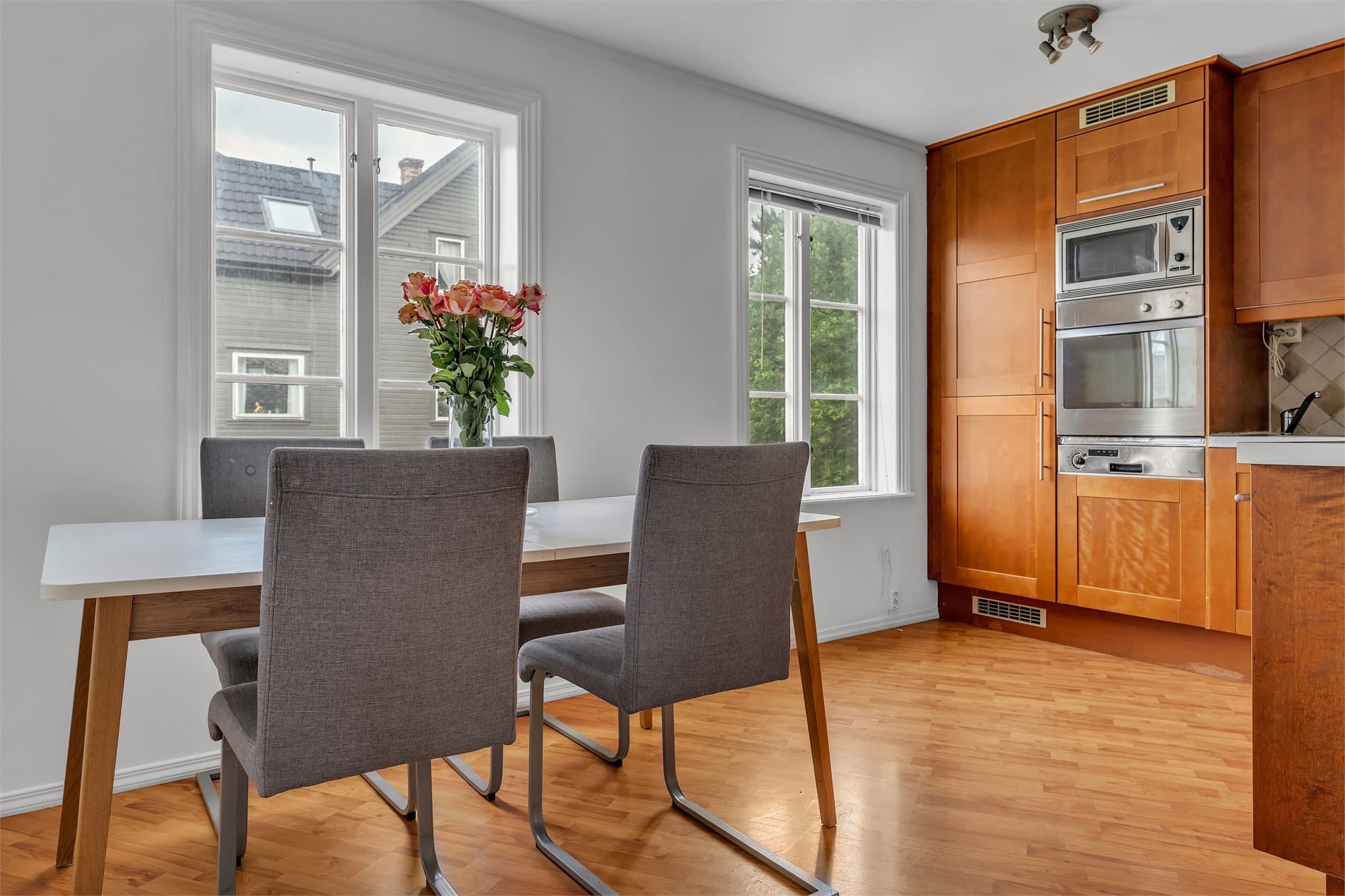De store vindusflatene gir godt med naturlig lysinnslipp