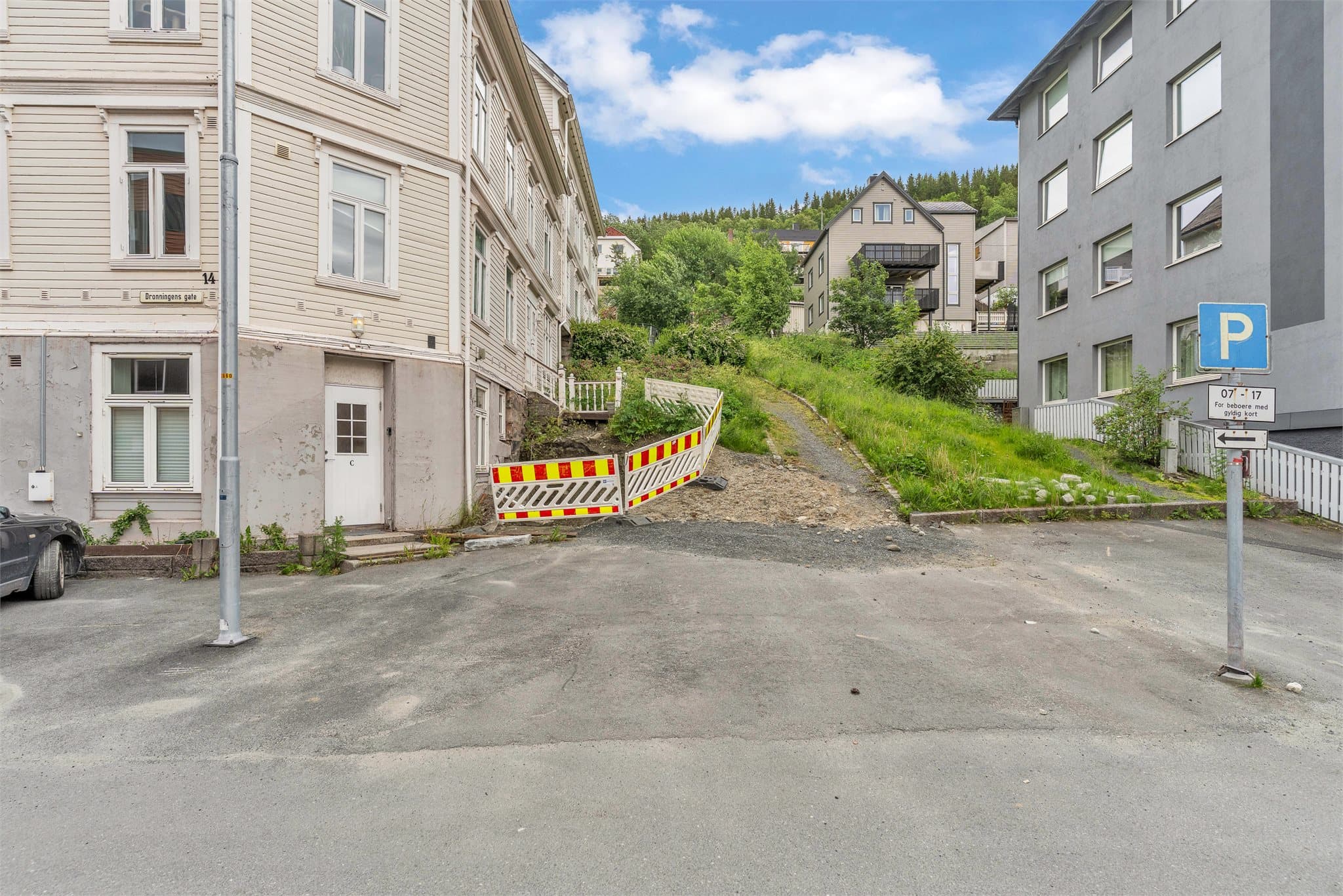 Leiligheten disponerer en parkeringsplass på kommunal grunn (i midten av bildet)