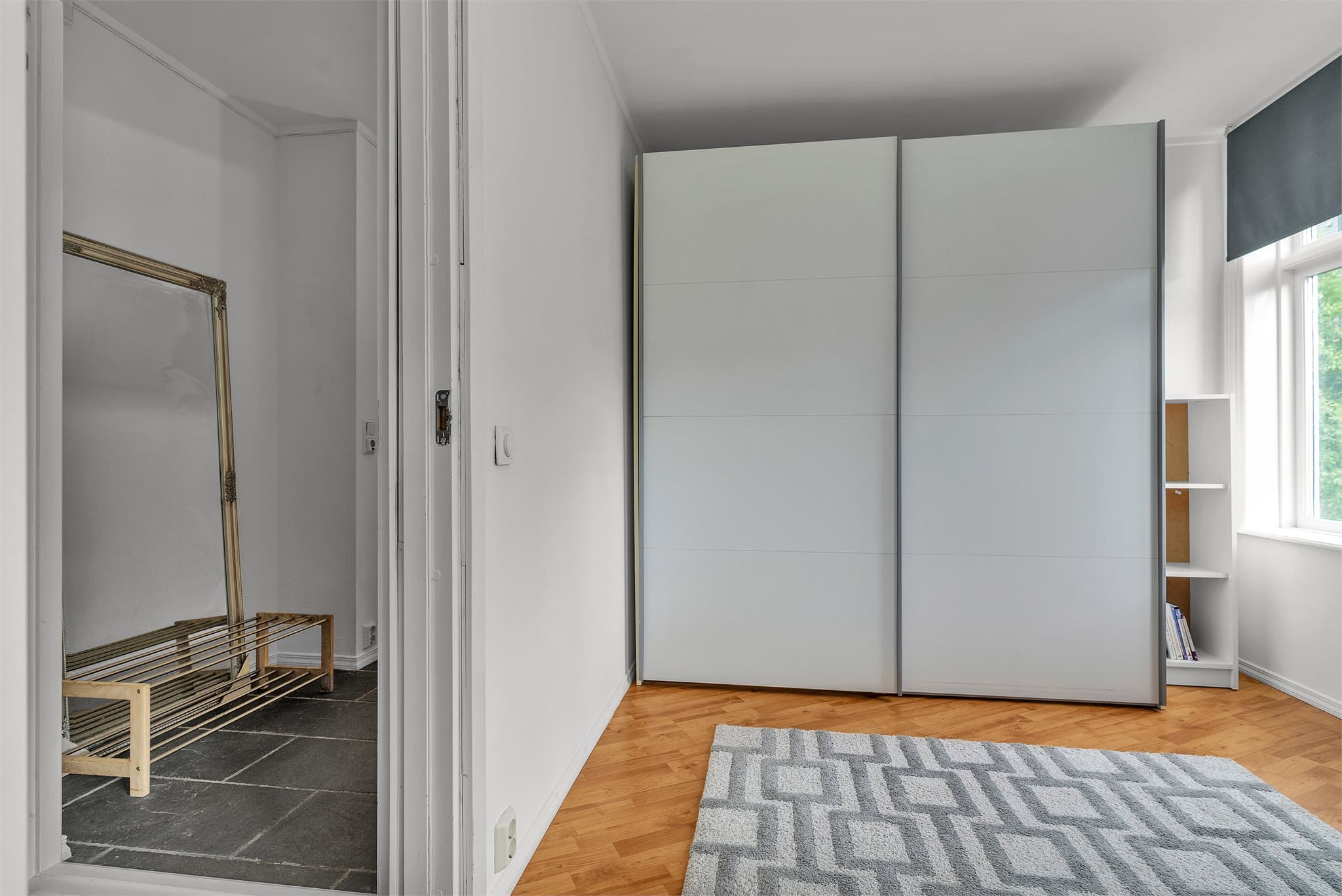 Stuen har godt med plass og er innredet med stor dobbeltseng, pult og garderobeskap