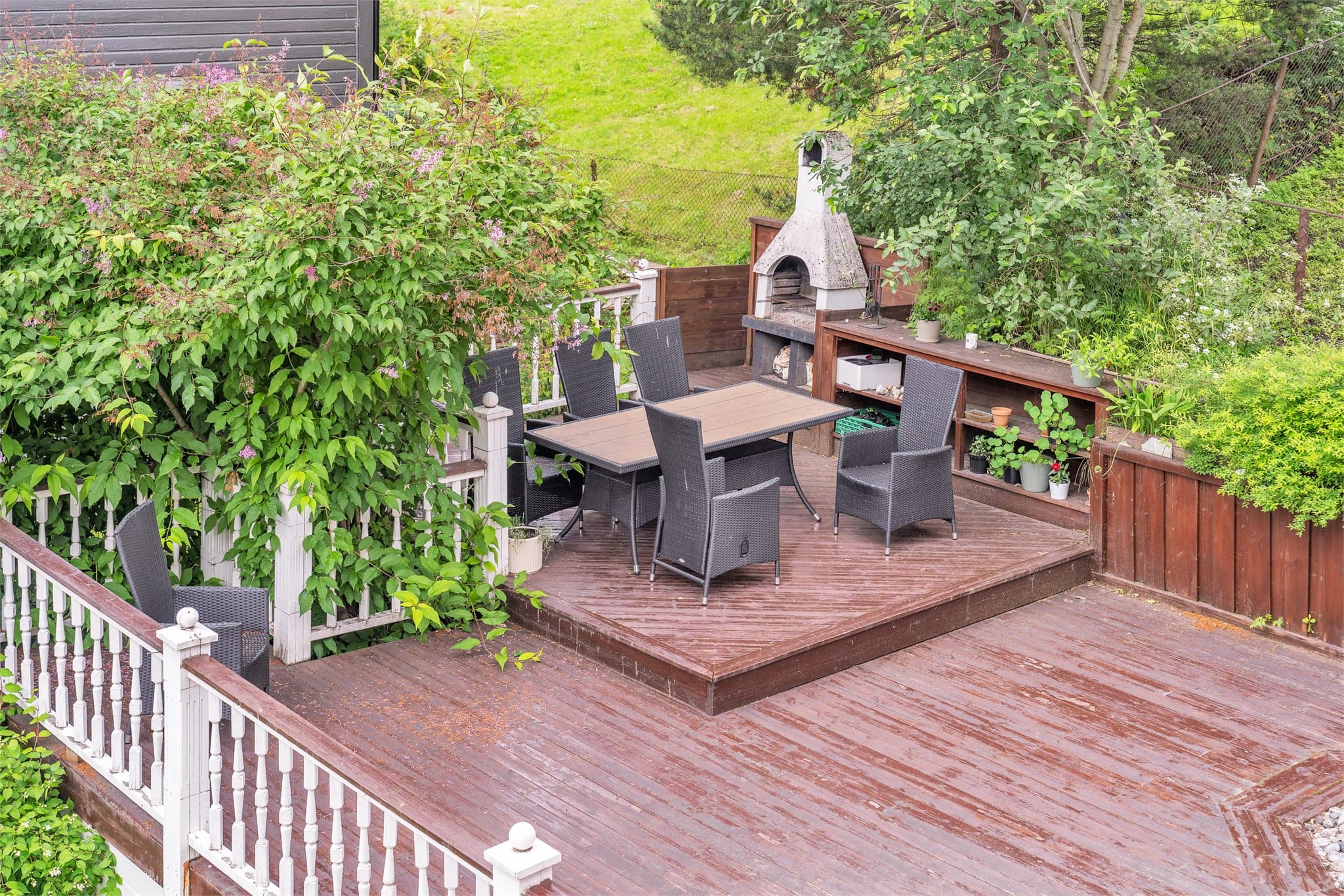 Stor felles terrasse ved inngangspartiet til bygningen