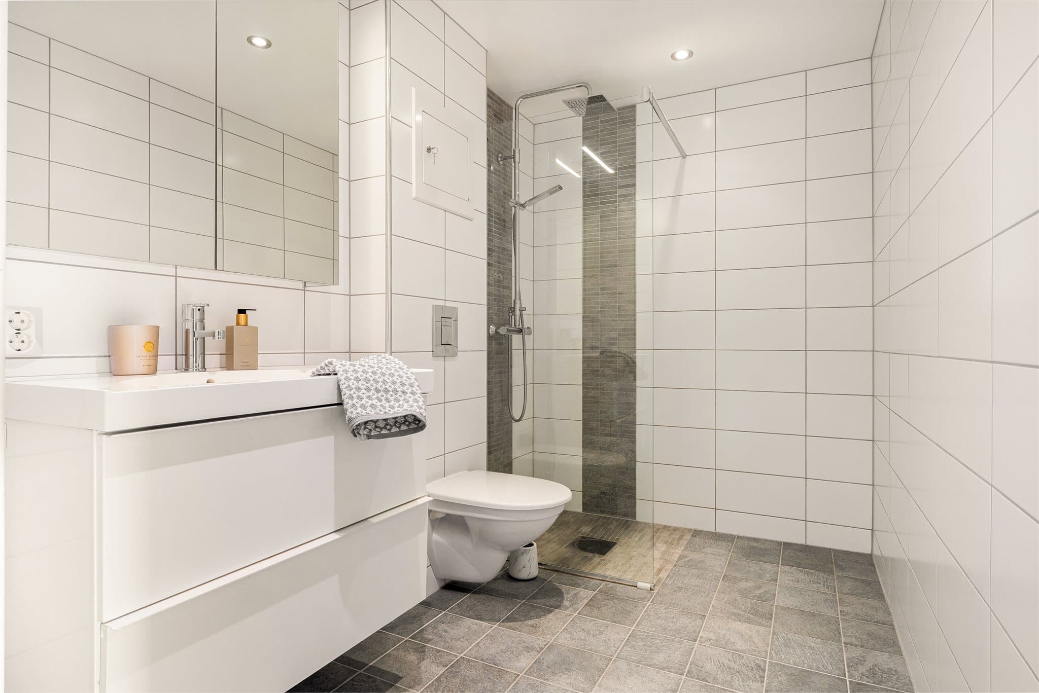 - Badet er renovert i 2016 i regi av borettslaget og er innredet med heldekkende servant, speilskap, vegghengt toalett, dusjevegg og opplegg for vaskemaskin -