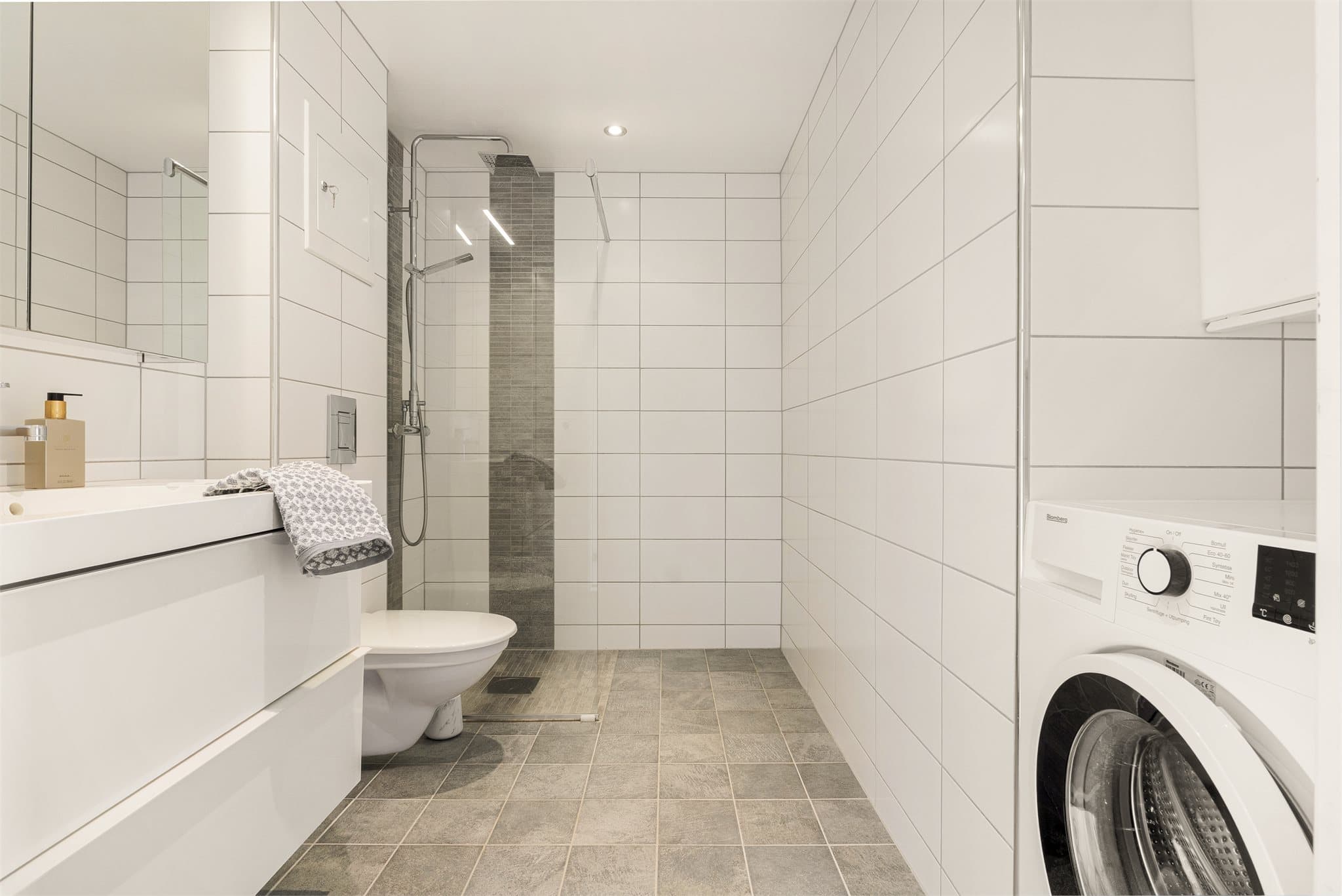 - Pent helfliset bad som måler 4,8 m² -