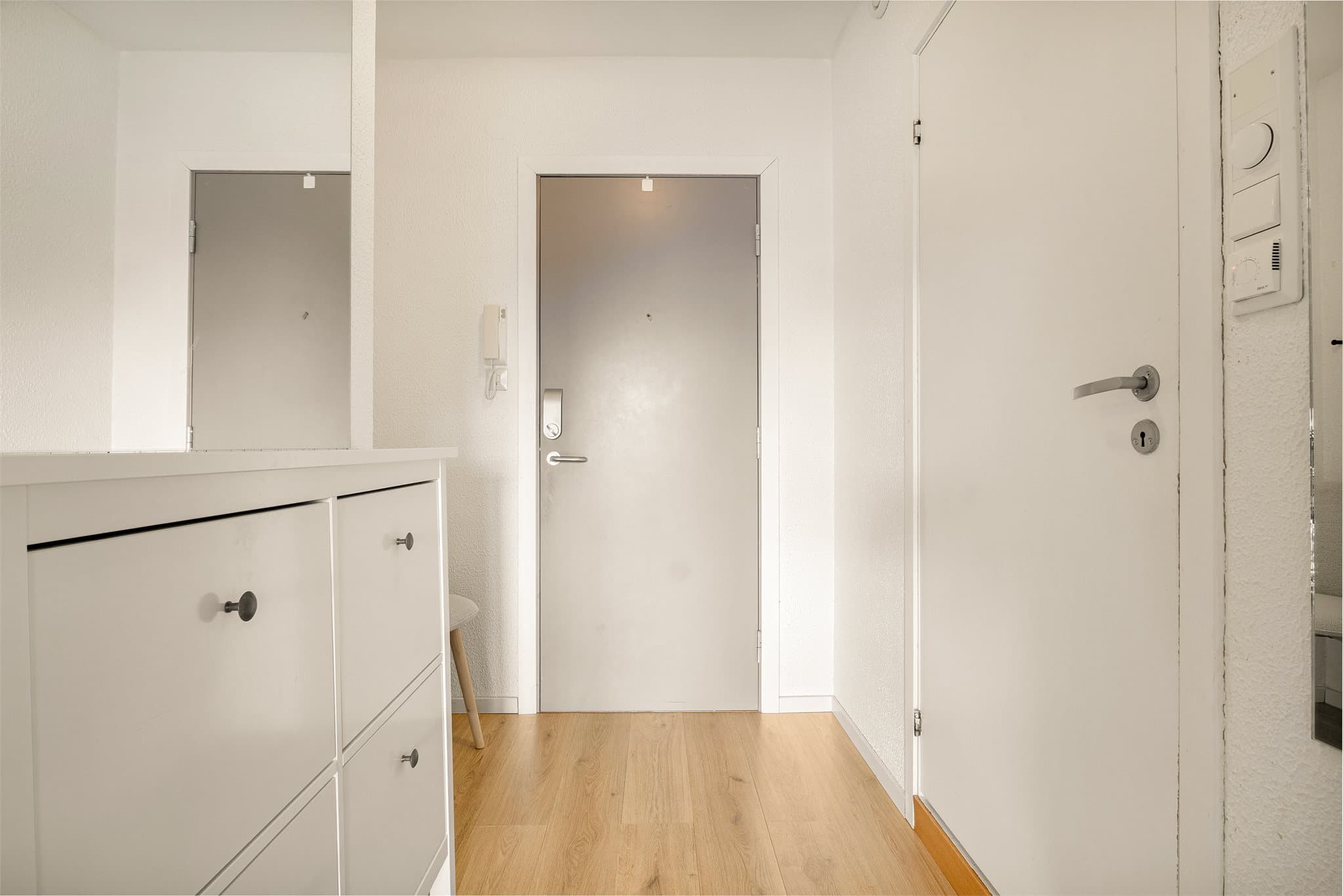 - Du blir ønsket velkommen hjem til en svært innbydende entré som måler 3,5 m² -