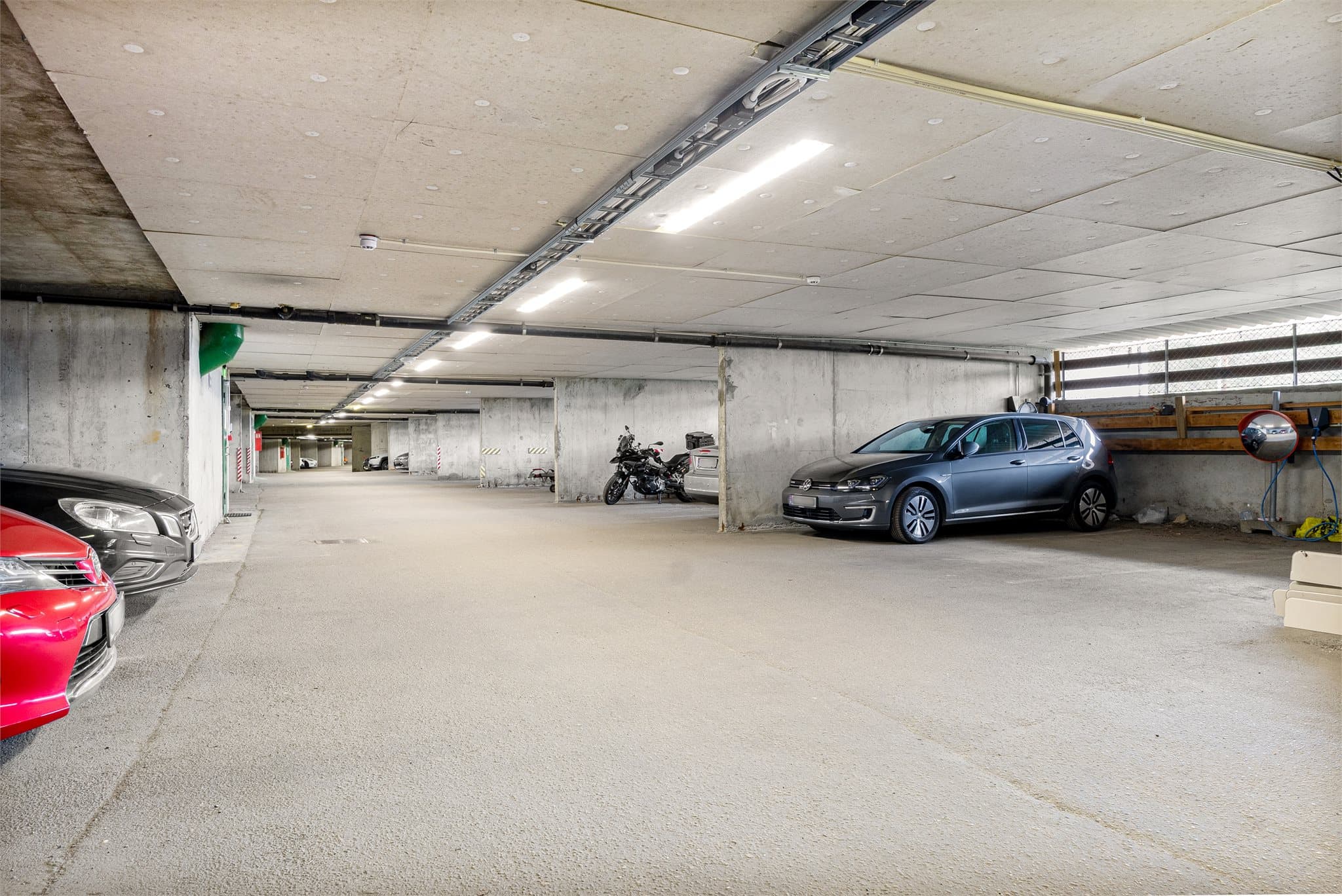 - Tilhørende leiligheten har man en fast parkeringsplass i garasje med elbil-lader -