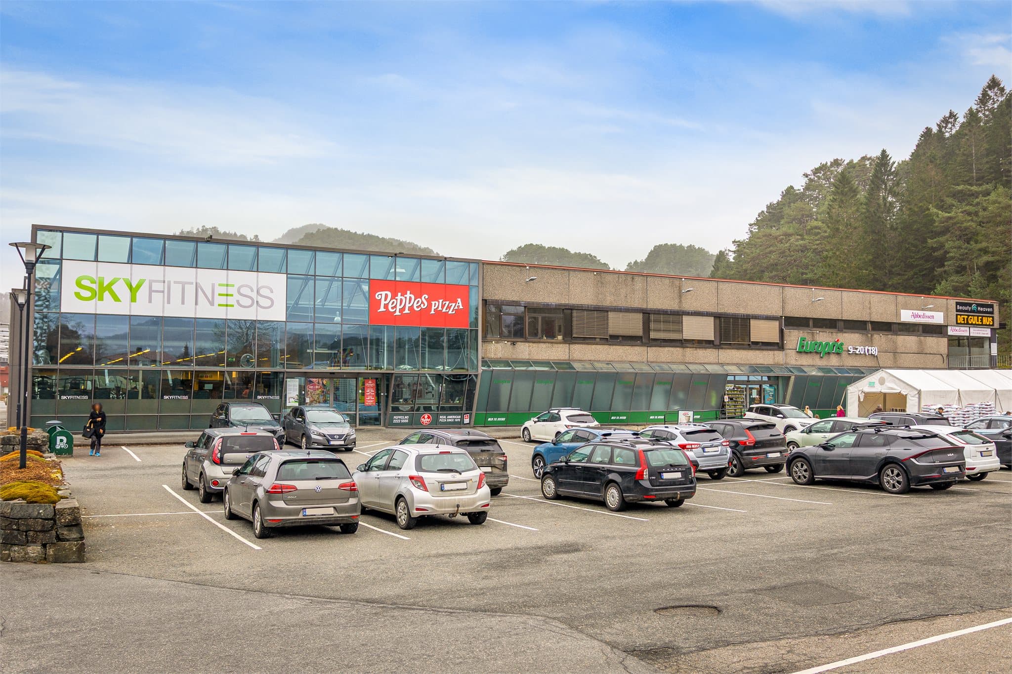 - For den som er glad i å trene innendørs har Sky Fitness en 10 minutters spasertur unna -