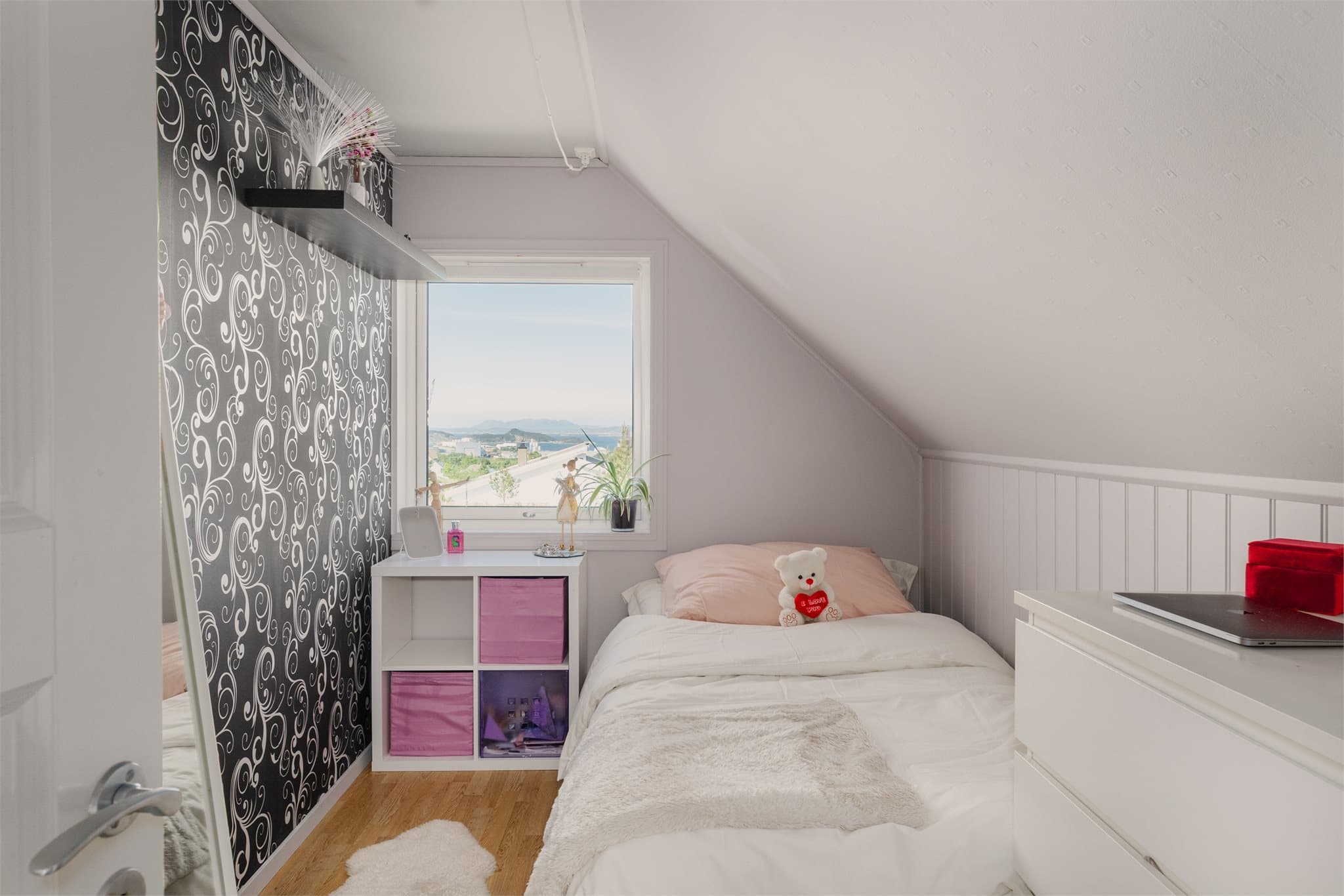 - Siste soverom måler 6,8m² - Perfekt som barne/gjesterom -